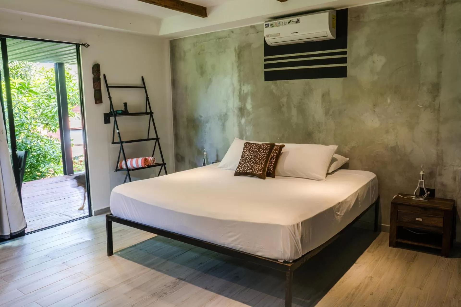 Queen Suite in Island Paradise, Saboga Lodge and Villa Noelia