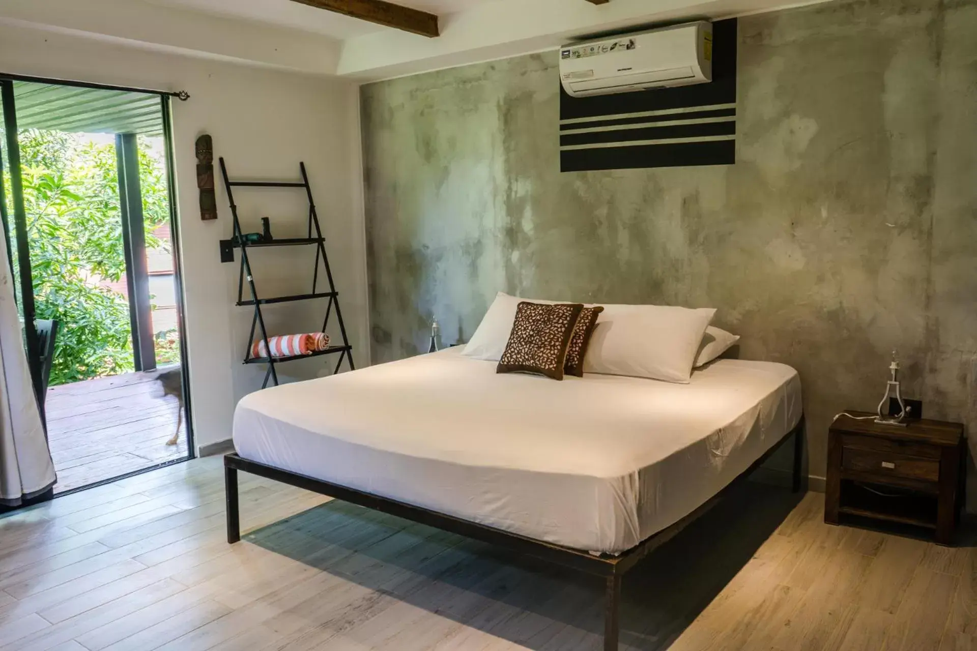 Queen Suite in Island Paradise, Saboga Lodge and Villa Noelia Queen Suite in Island Paradise, Saboga Lodge and Villa Noelia