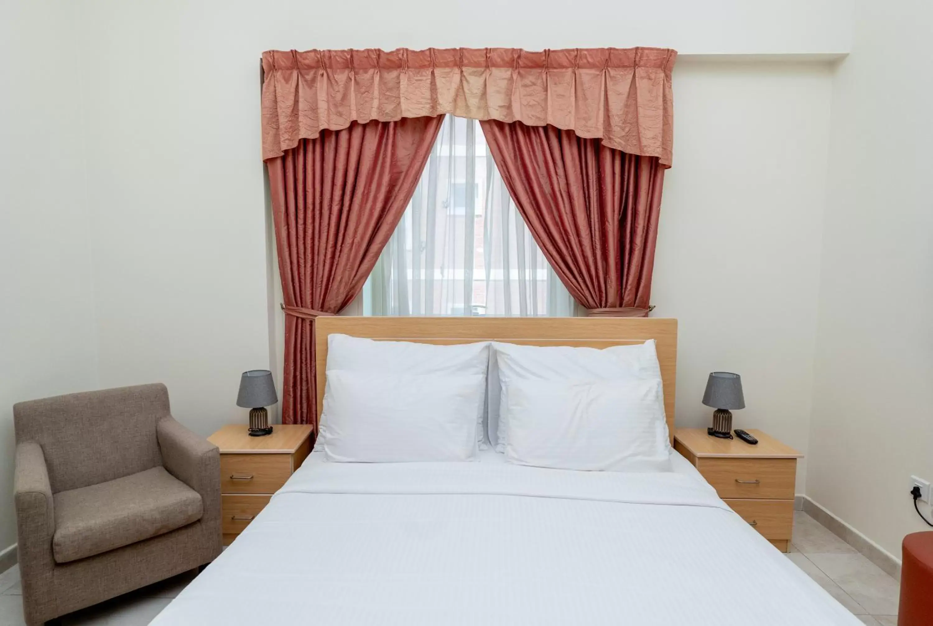 Bedroom, Bed in Al Raya Hotel Apartments
