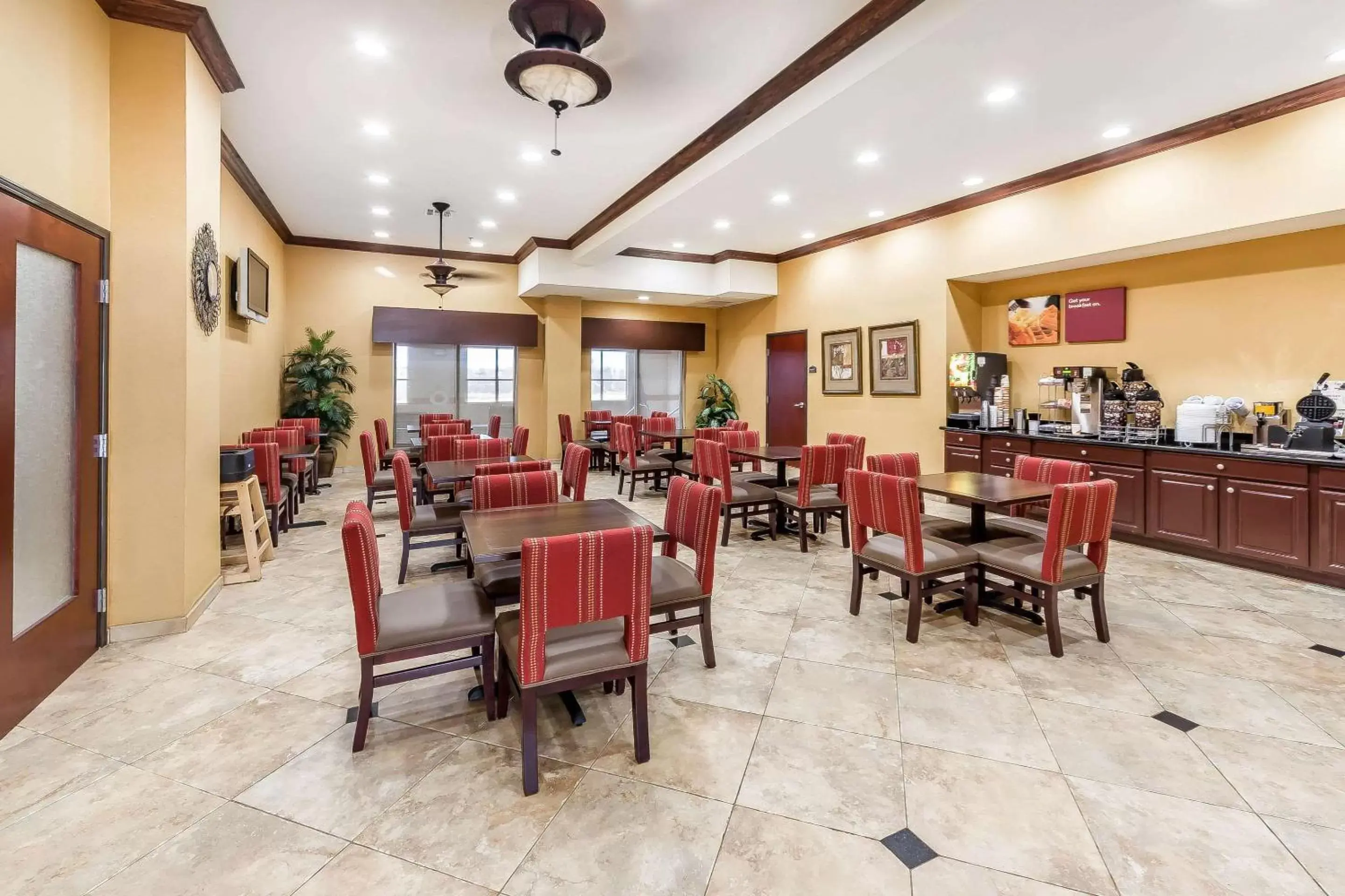 Restaurant/Places to Eat in Comfort Suites Yukon - SW Oklahoma City