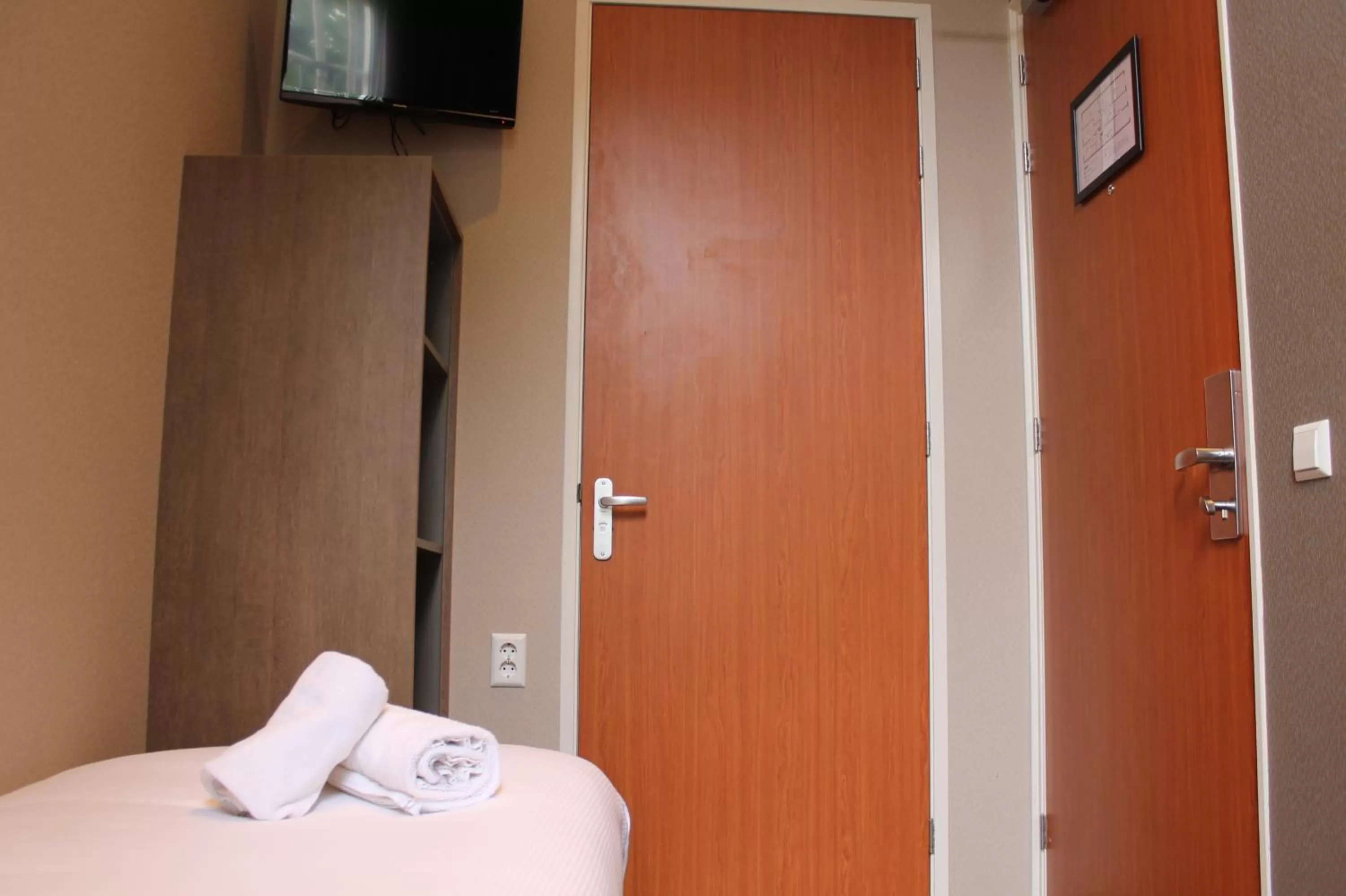 Photo of the whole room, Bed in Blossoms City Hotel