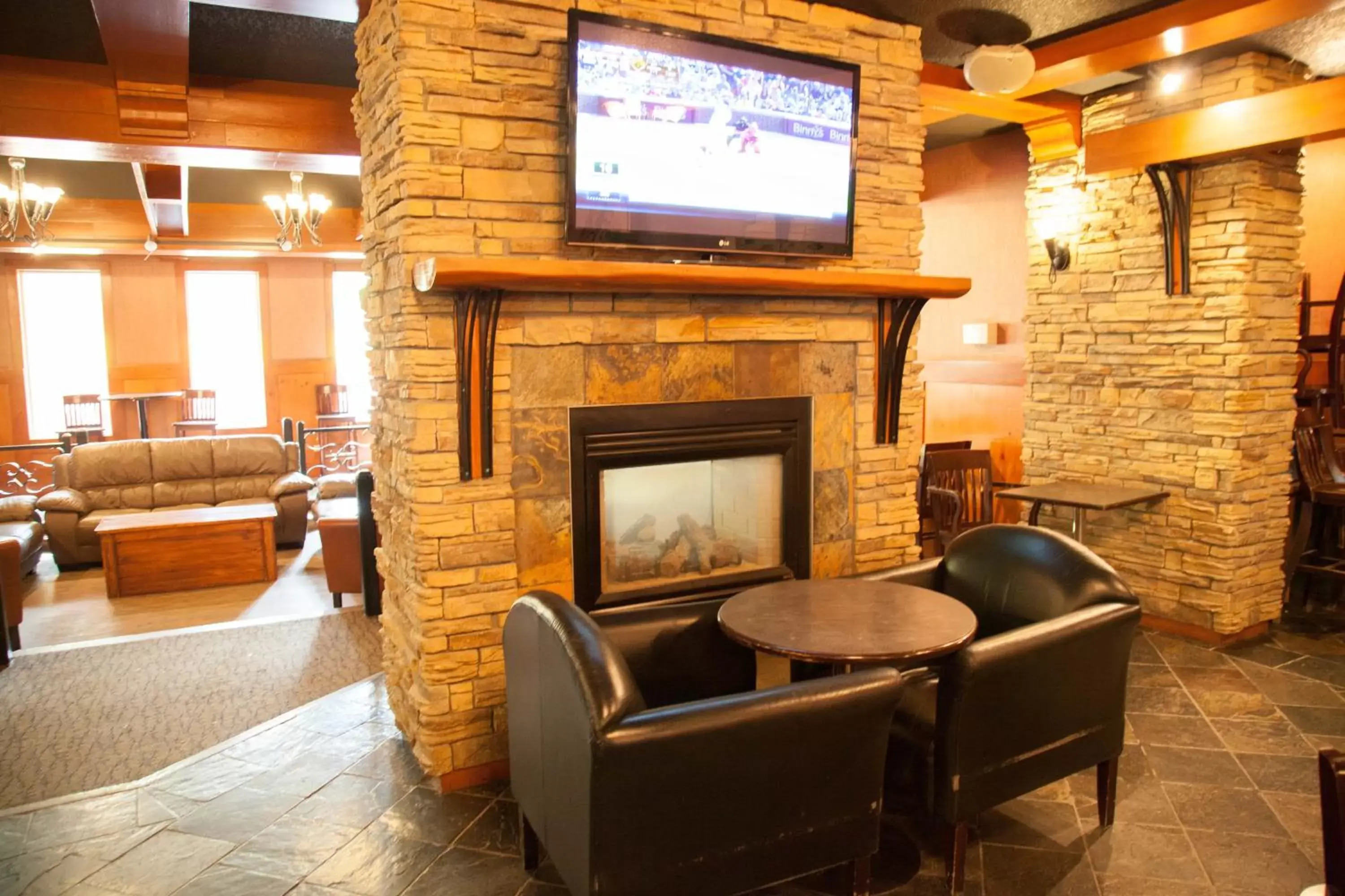 Communal lounge/ TV room, Seating Area in Twin Pine Inn & Suites