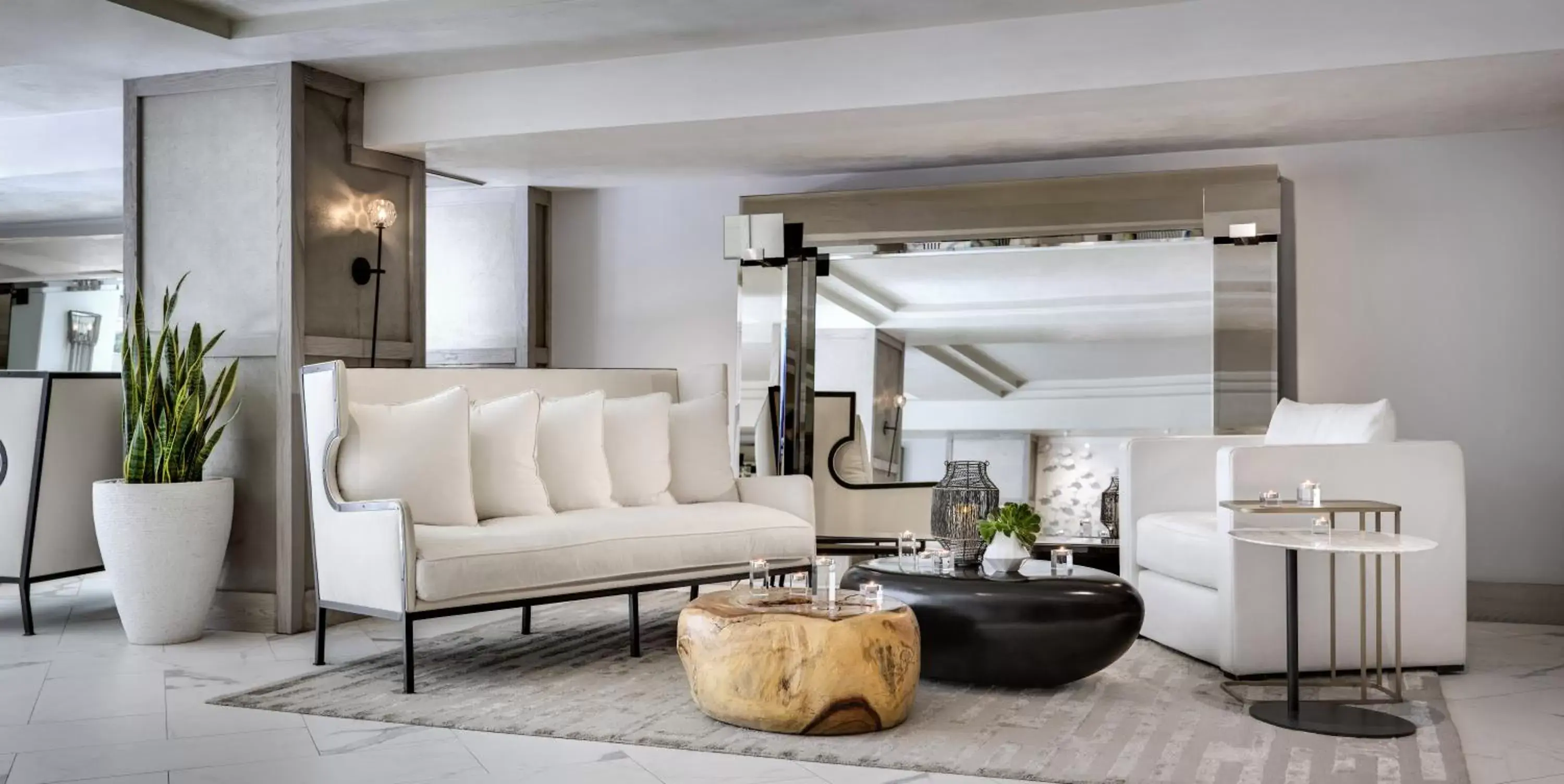 Lobby or reception in Huntley Santa Monica Beach Lobby or reception in Huntley Santa Monica Beach