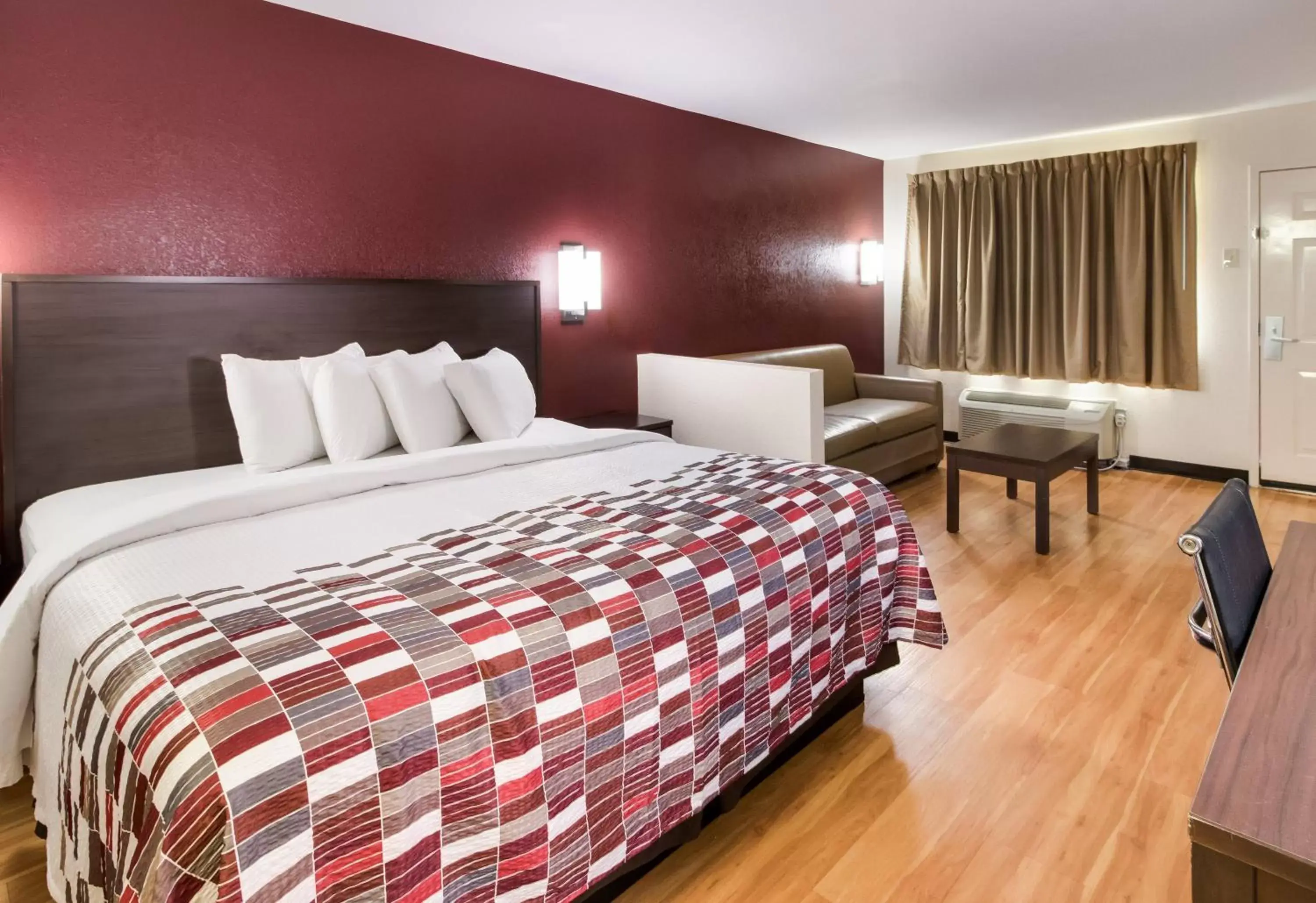Bedroom, Bed in Red Roof Inn & Suites Commerce - Athens