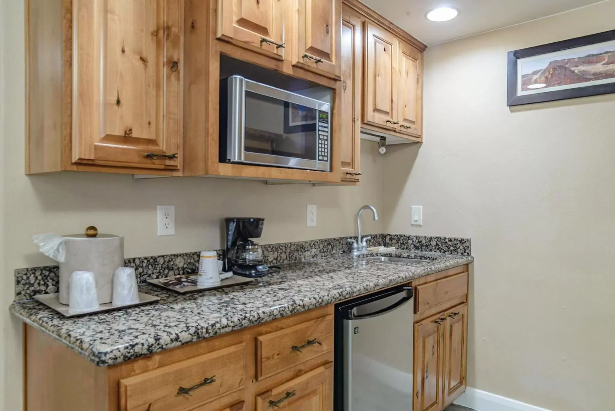 Kitchen/Kitchenette in Pioneer Lodge Zion National Park-Springdale