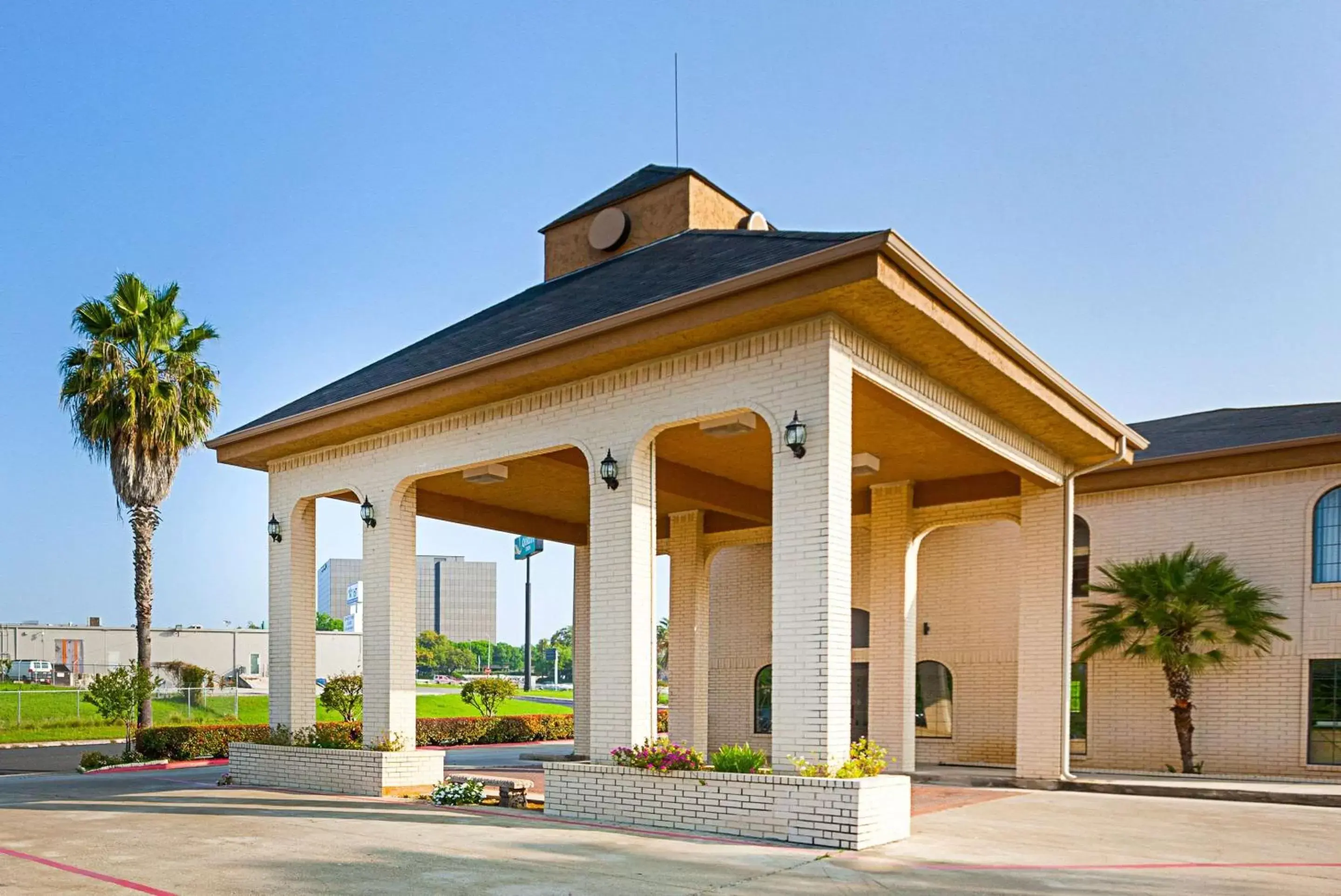 Property building in Quality Inn Medical Center Property building in Quality Inn Medical Center