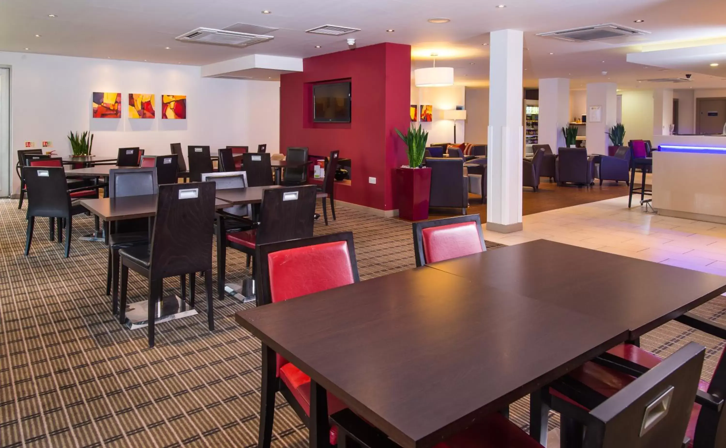 Restaurant/Places to Eat in Holiday Inn Express East Midlands Airport, an IHG Hotel