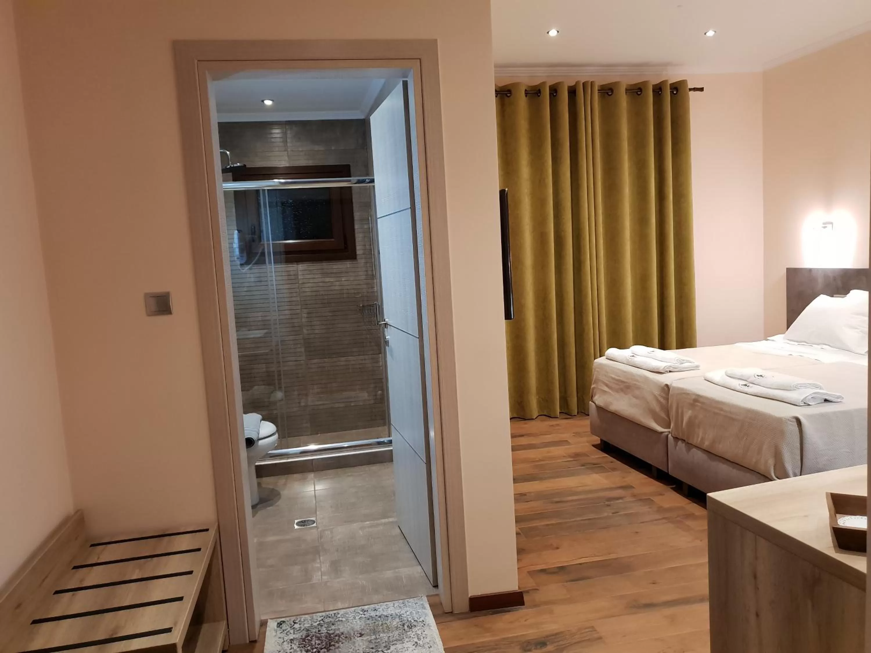 Bathroom, Bed in Mondeus Inn Luxury