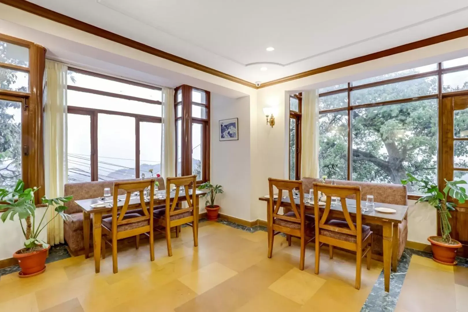 Restaurant/Places to Eat in Summit Le Royale Hotel, Shimla