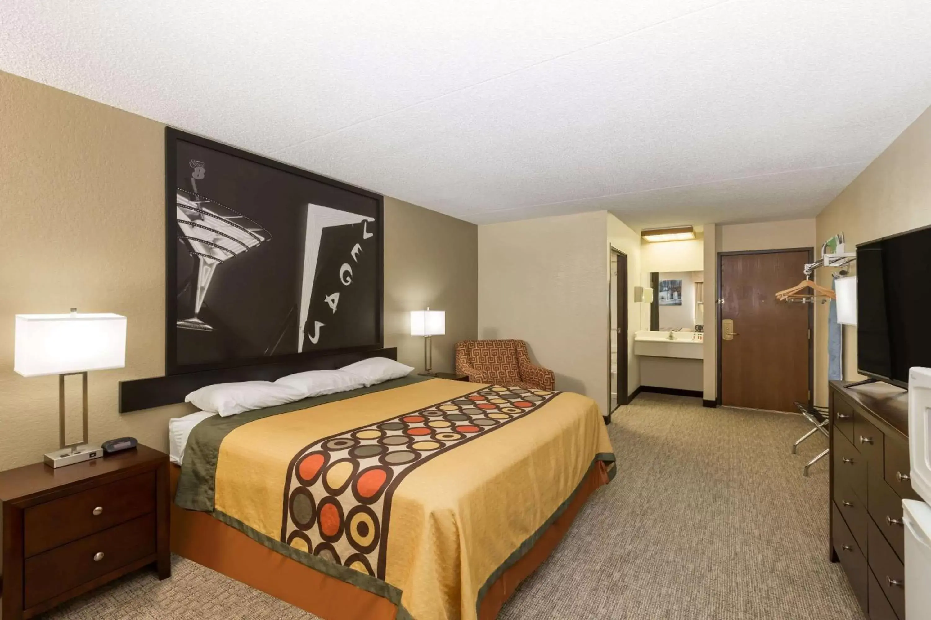 Photo of the whole room, Bed in Super 8 by Wyndham Wichita North