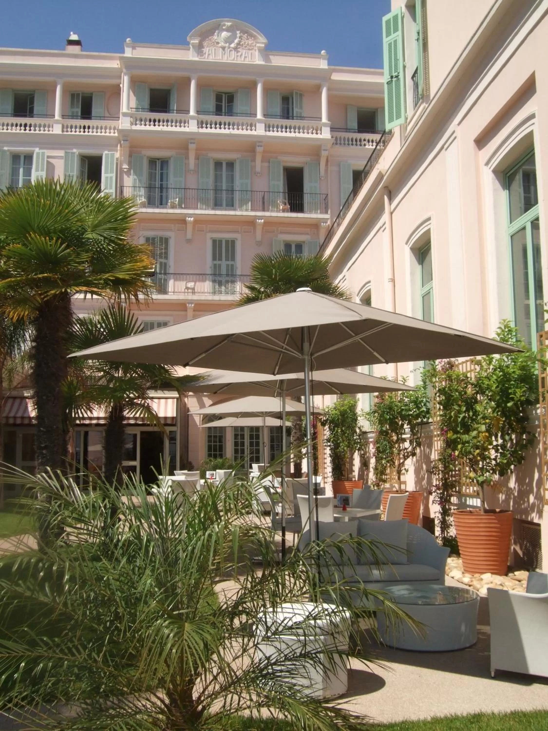 Facade/entrance in Hôtel Vacances Bleues Balmoral