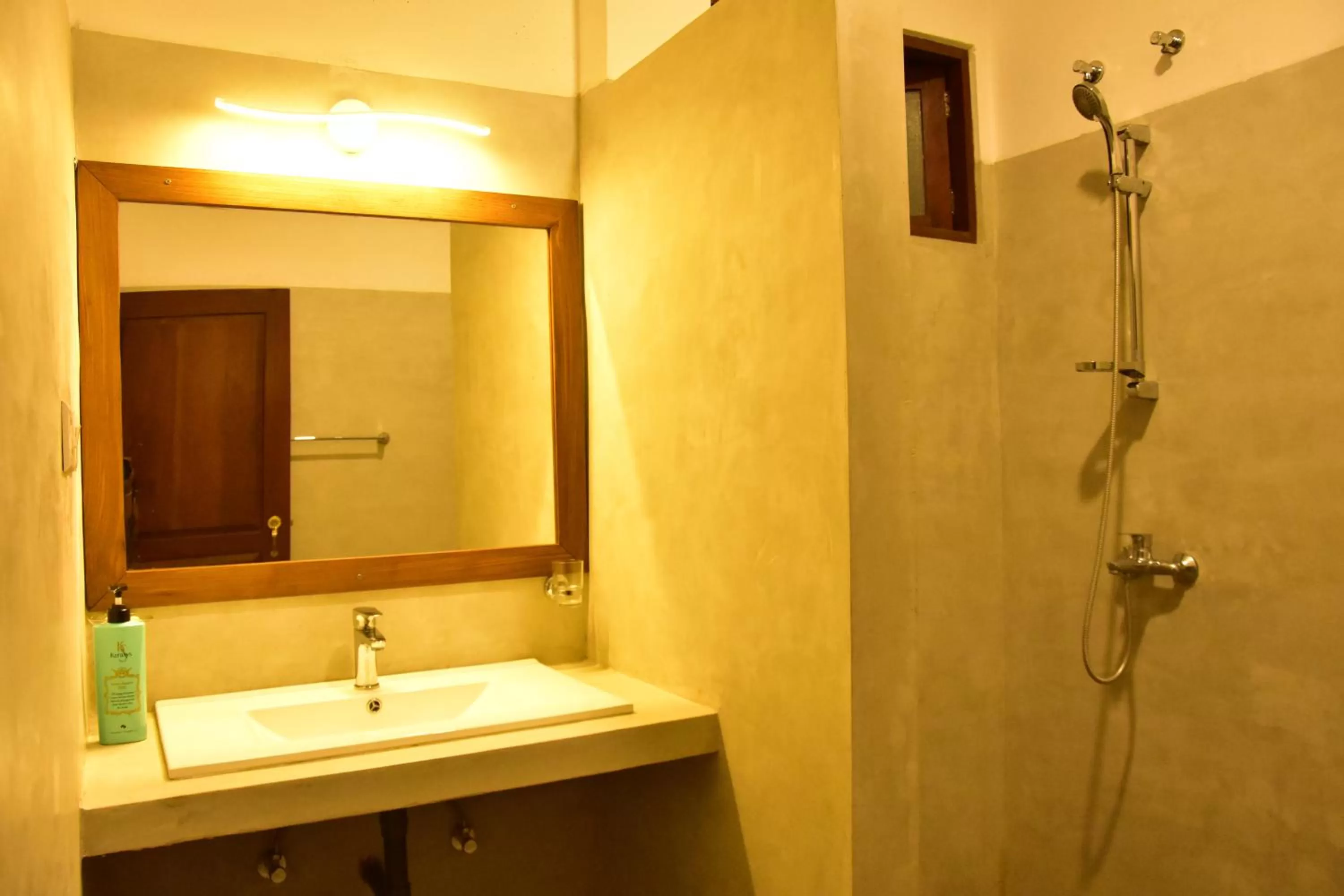 Bathroom in Green Almond Hotel