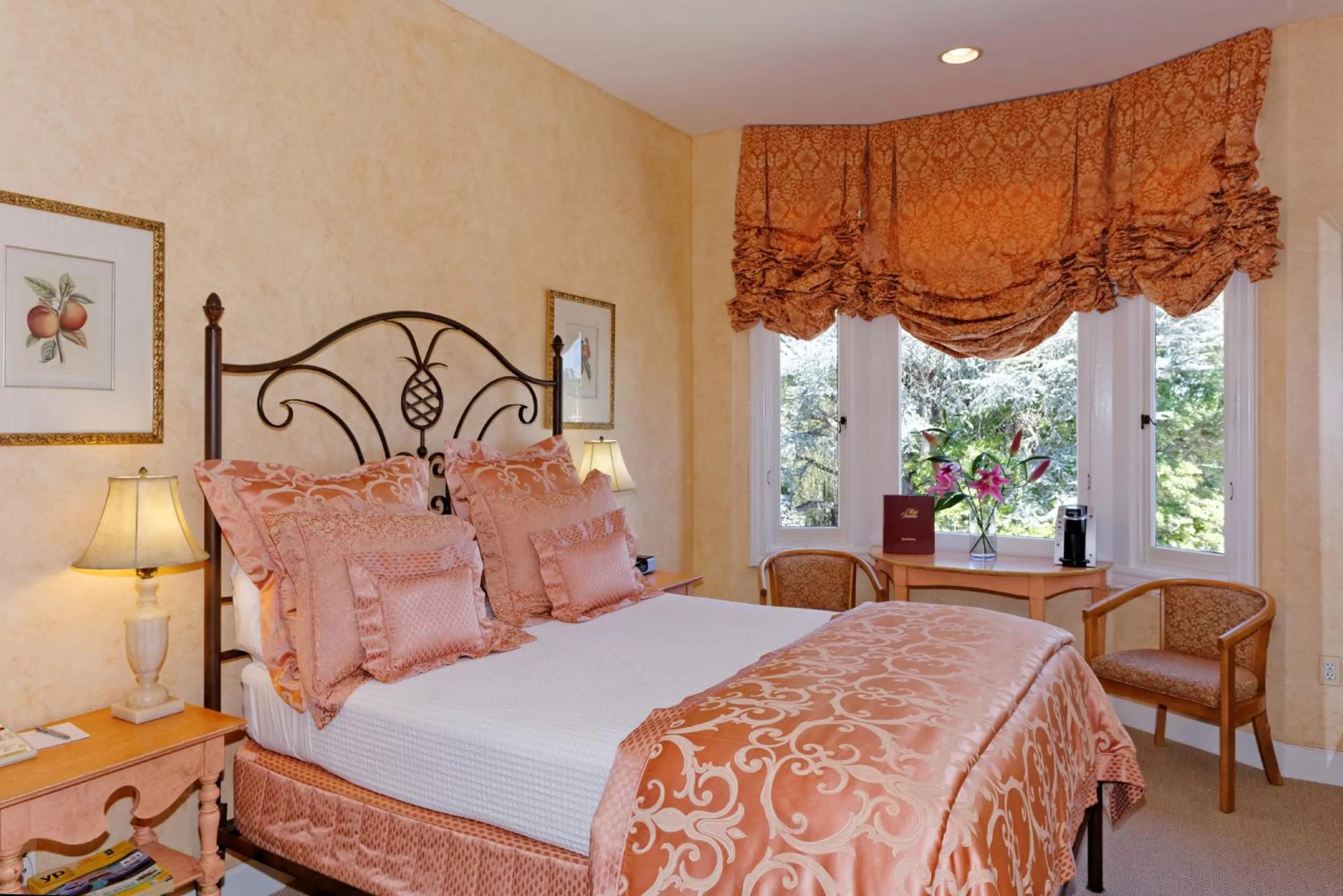 Photo of the whole room, Bed in Hotel Sausalito