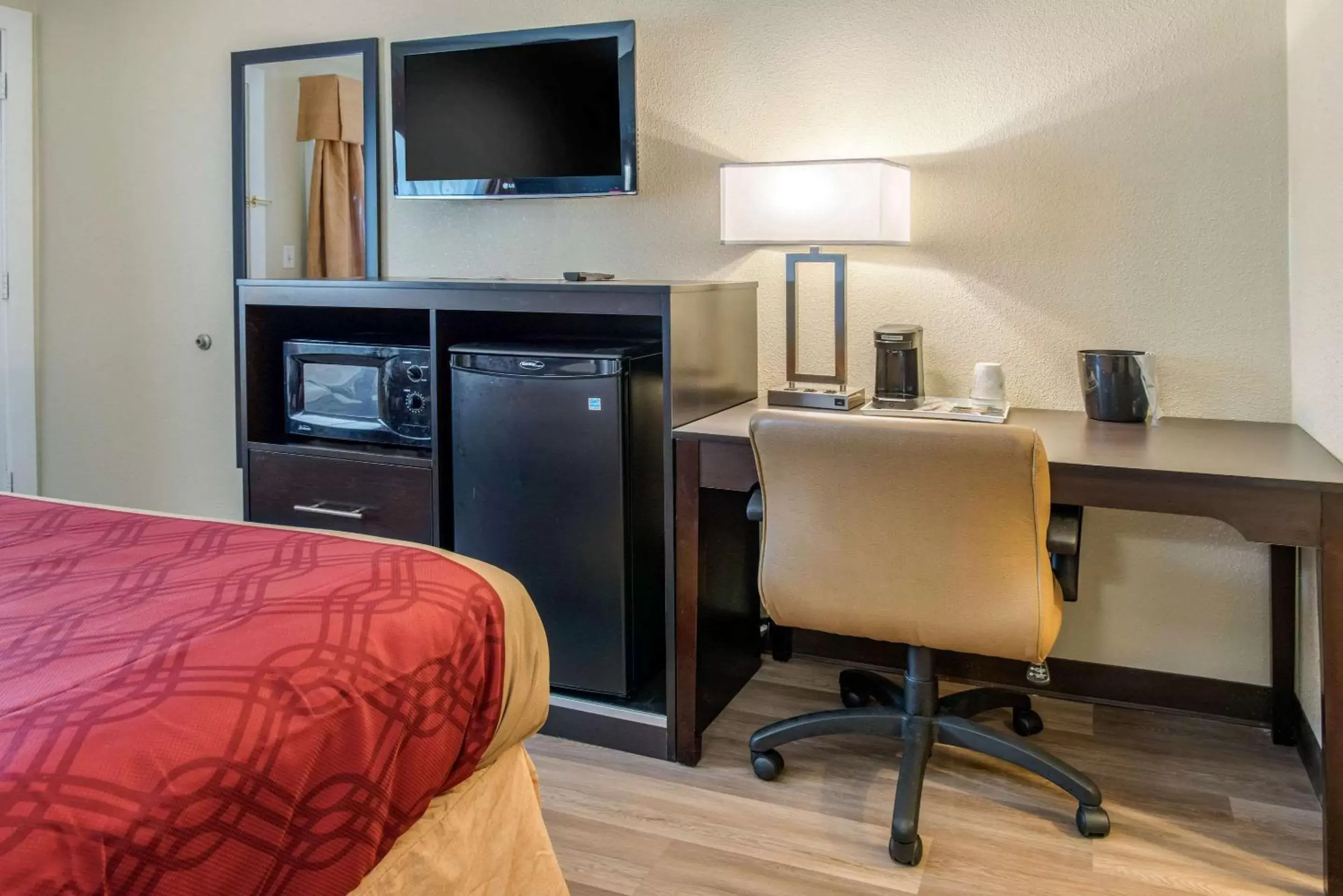 Photo of the whole room, Bed in Econo Lodge Freeport - Brunswick Area Photo of the whole room, Bed in Econo Lodge Freeport - Brunswick Area