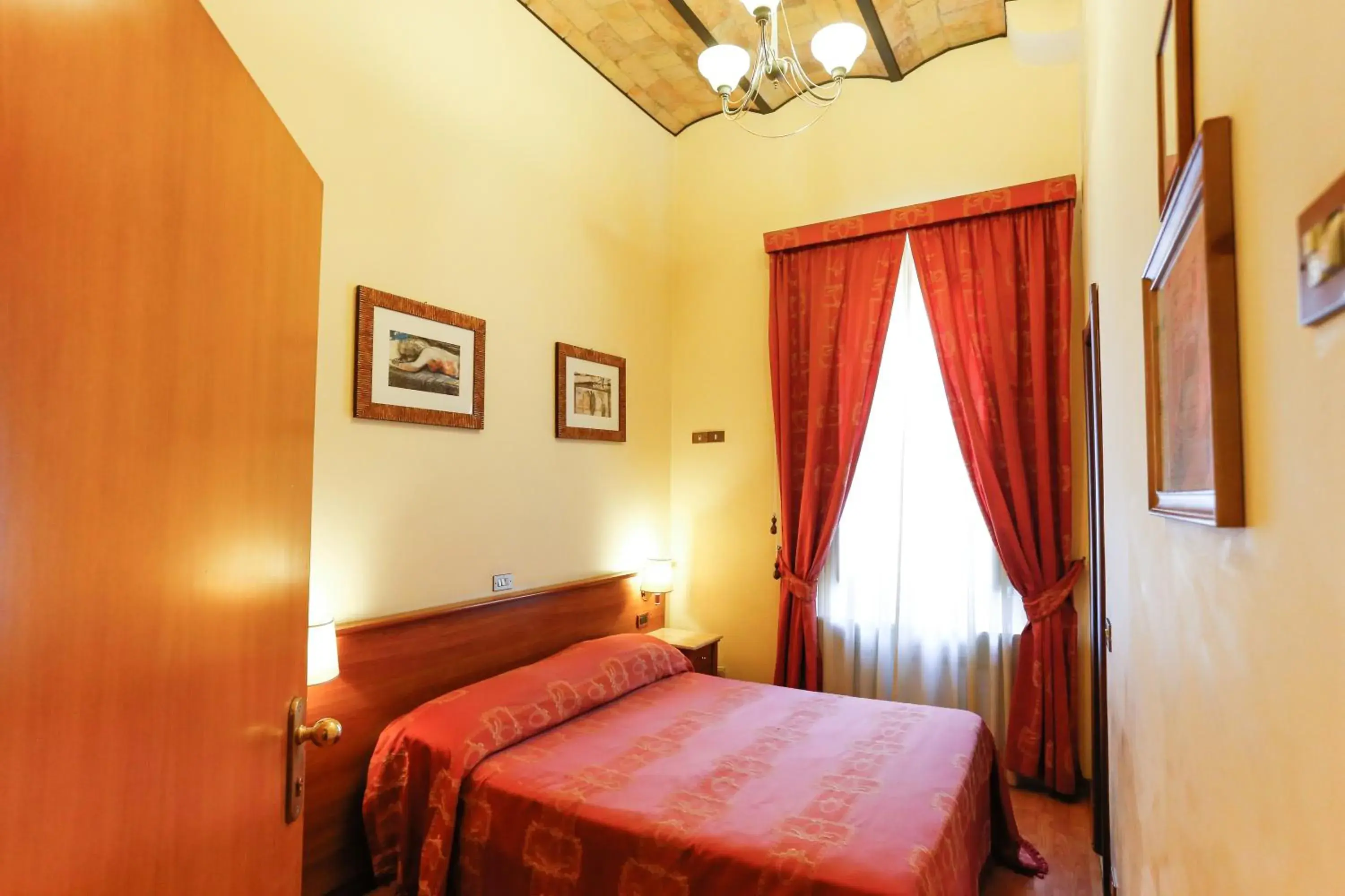 View (from property/room), Bed in Hotel Tempio Di Pallade