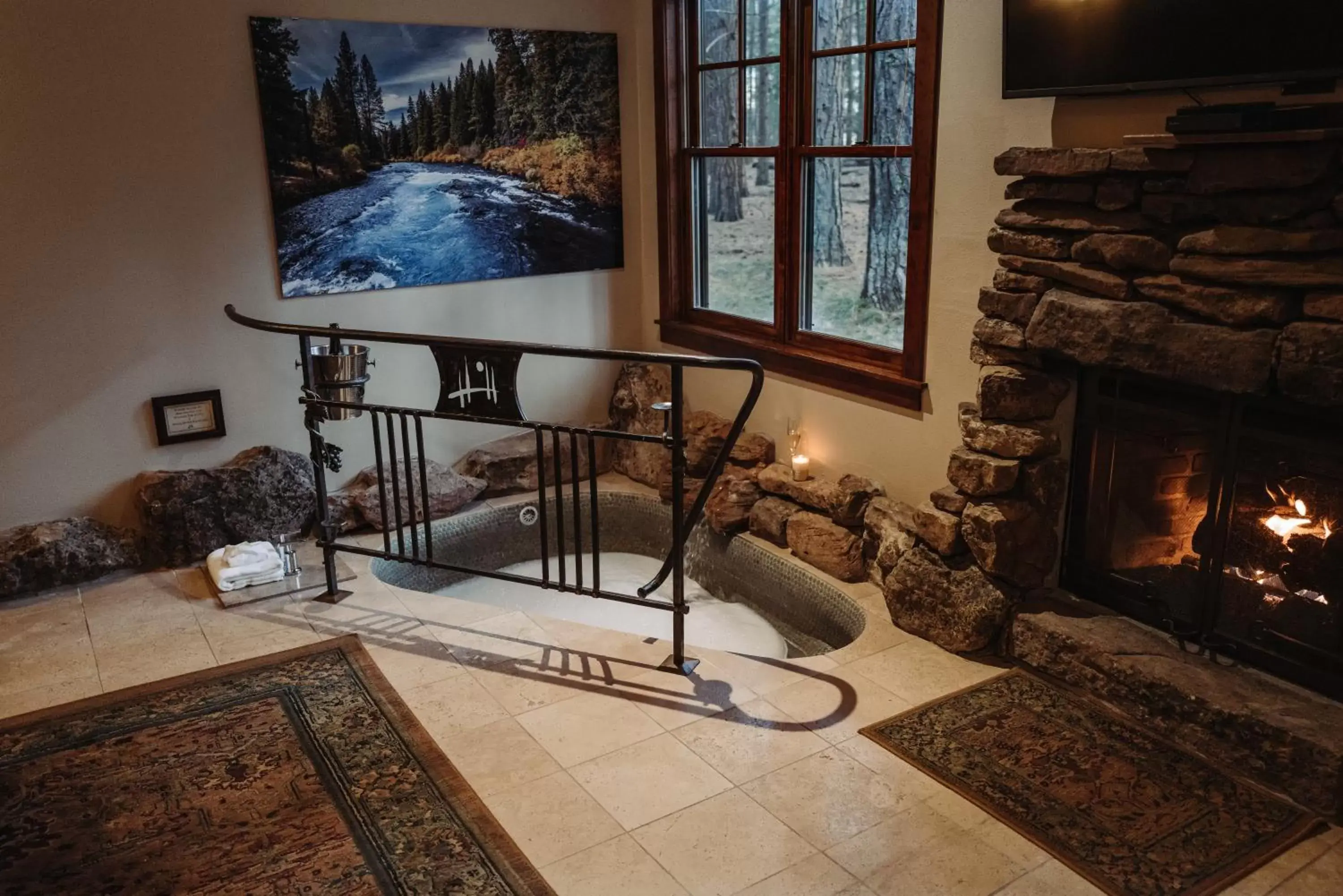 Bath, Seating Area in FivePine Lodge