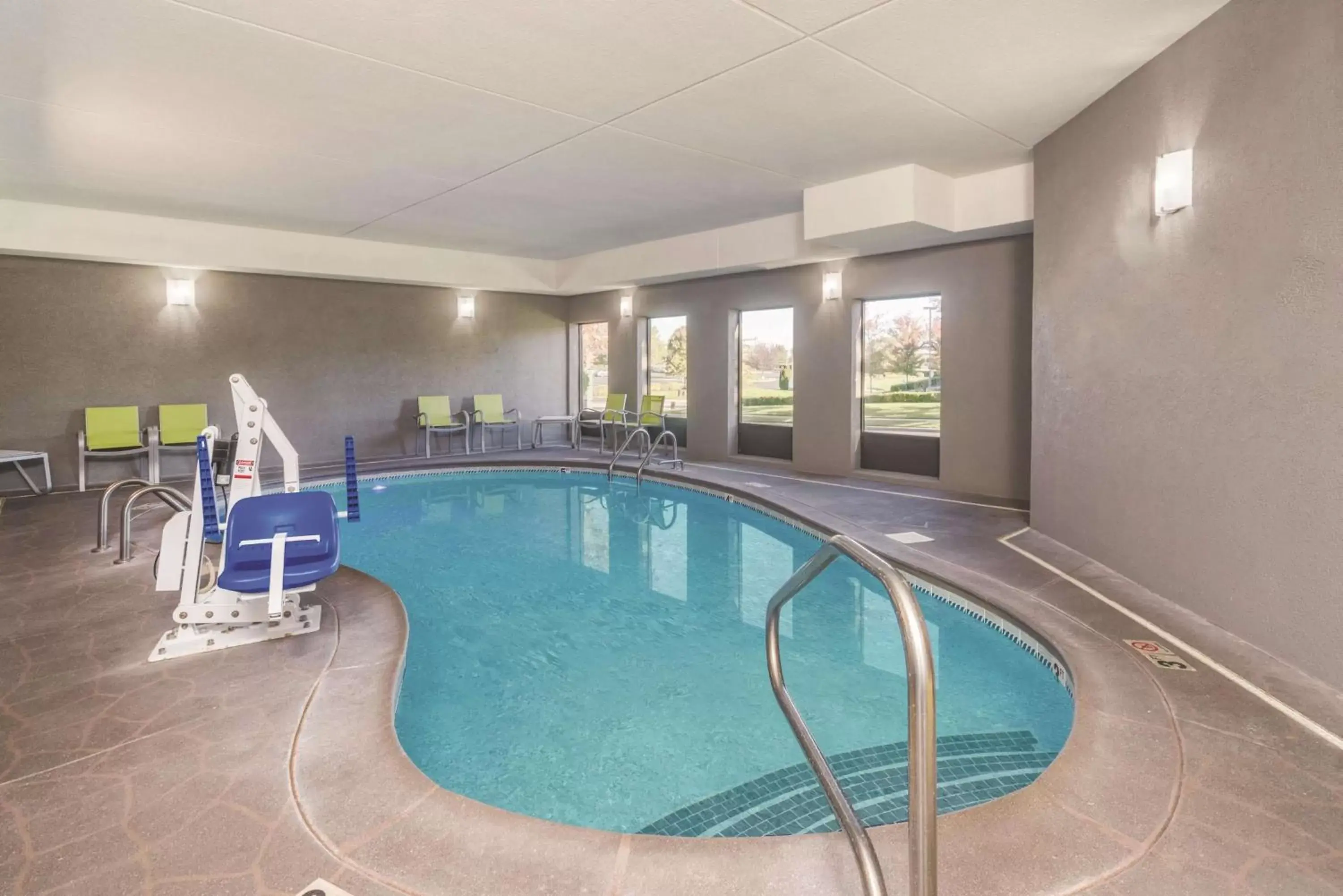 On site, Swimming Pool in La Quinta Inn & Suites by Wyndham Louisville East