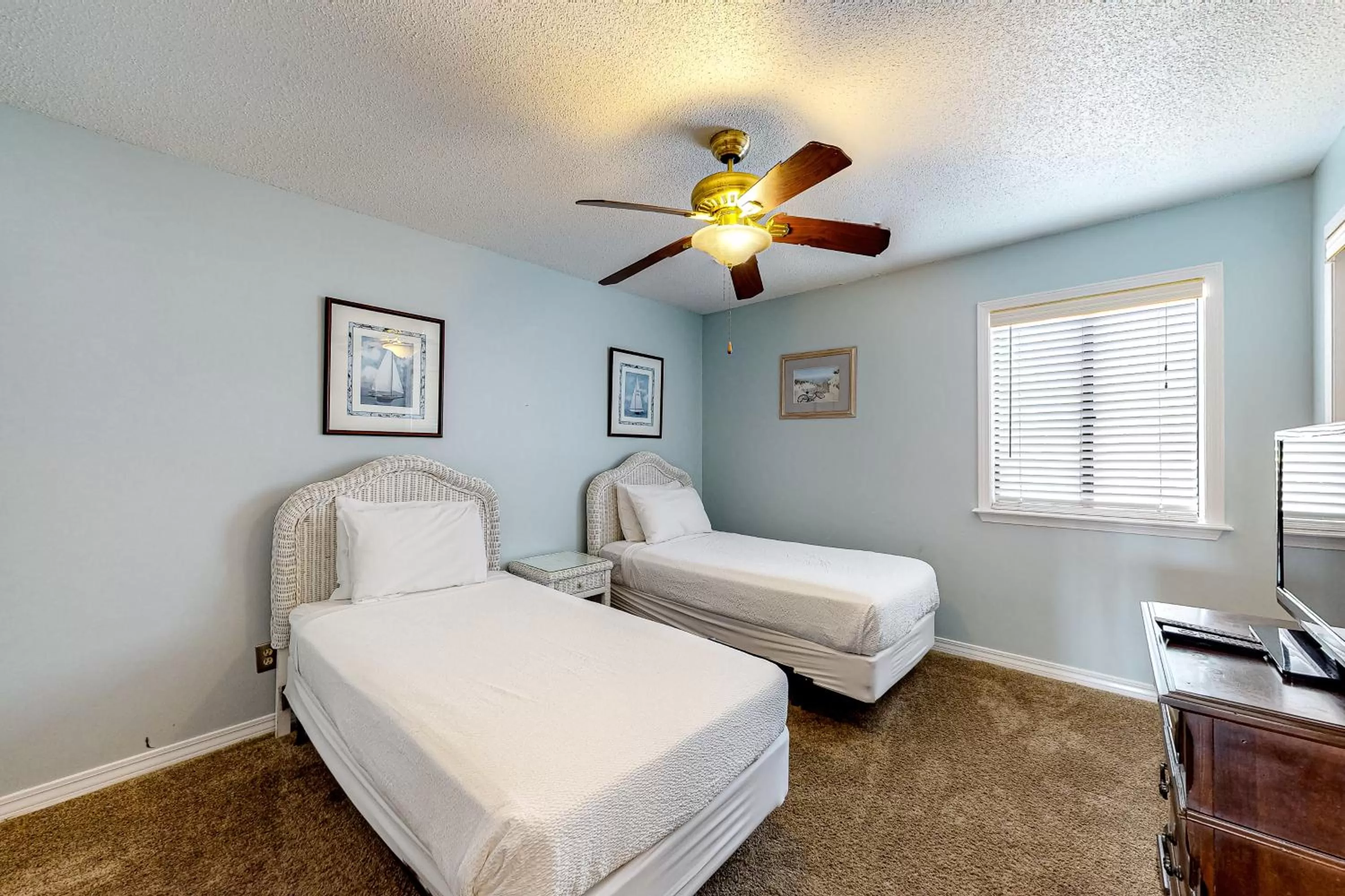 Bed in The Inn at St. Thomas Square #514