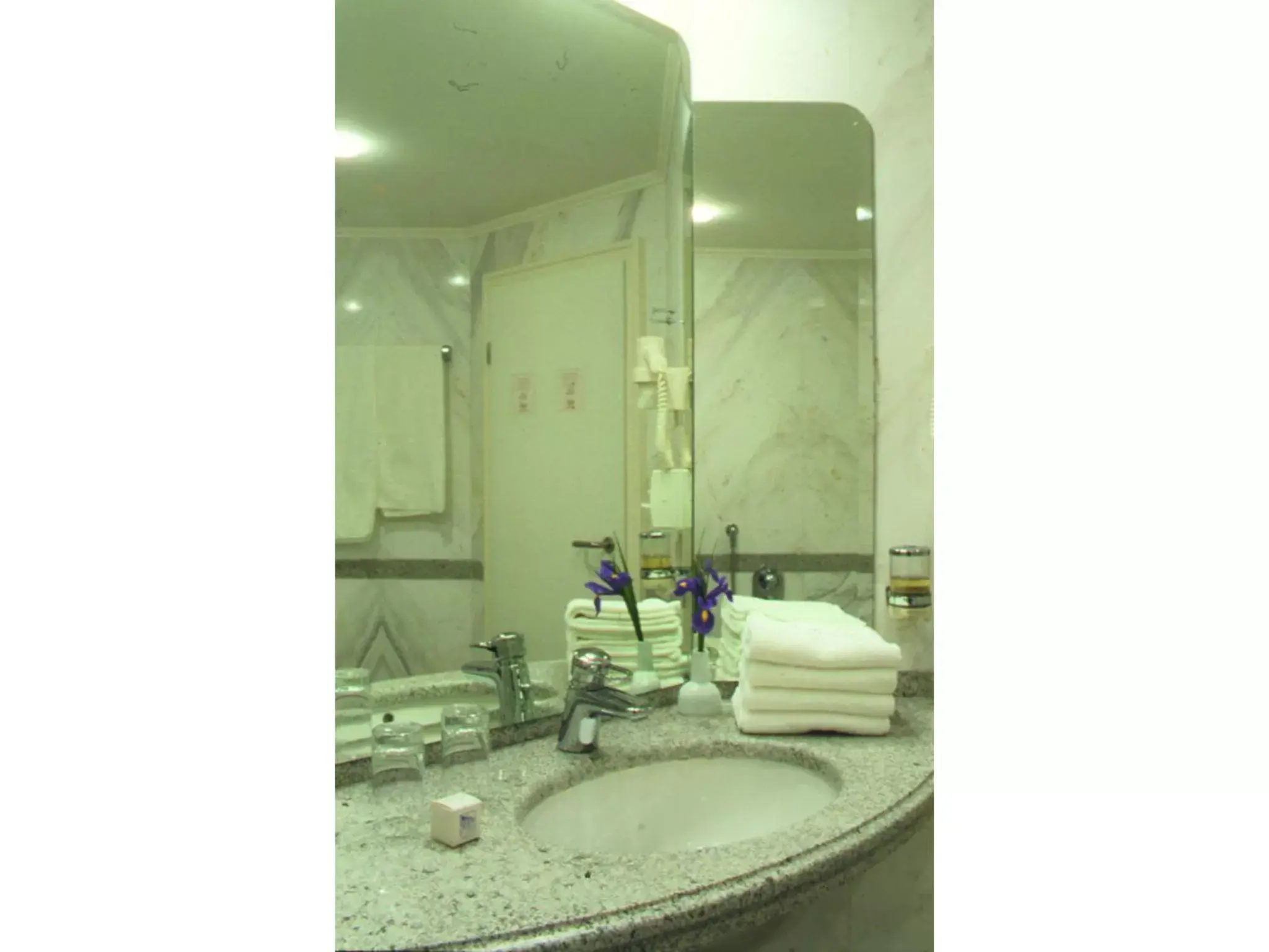 Bathroom in SORAT Insel-Hotel Regensburg