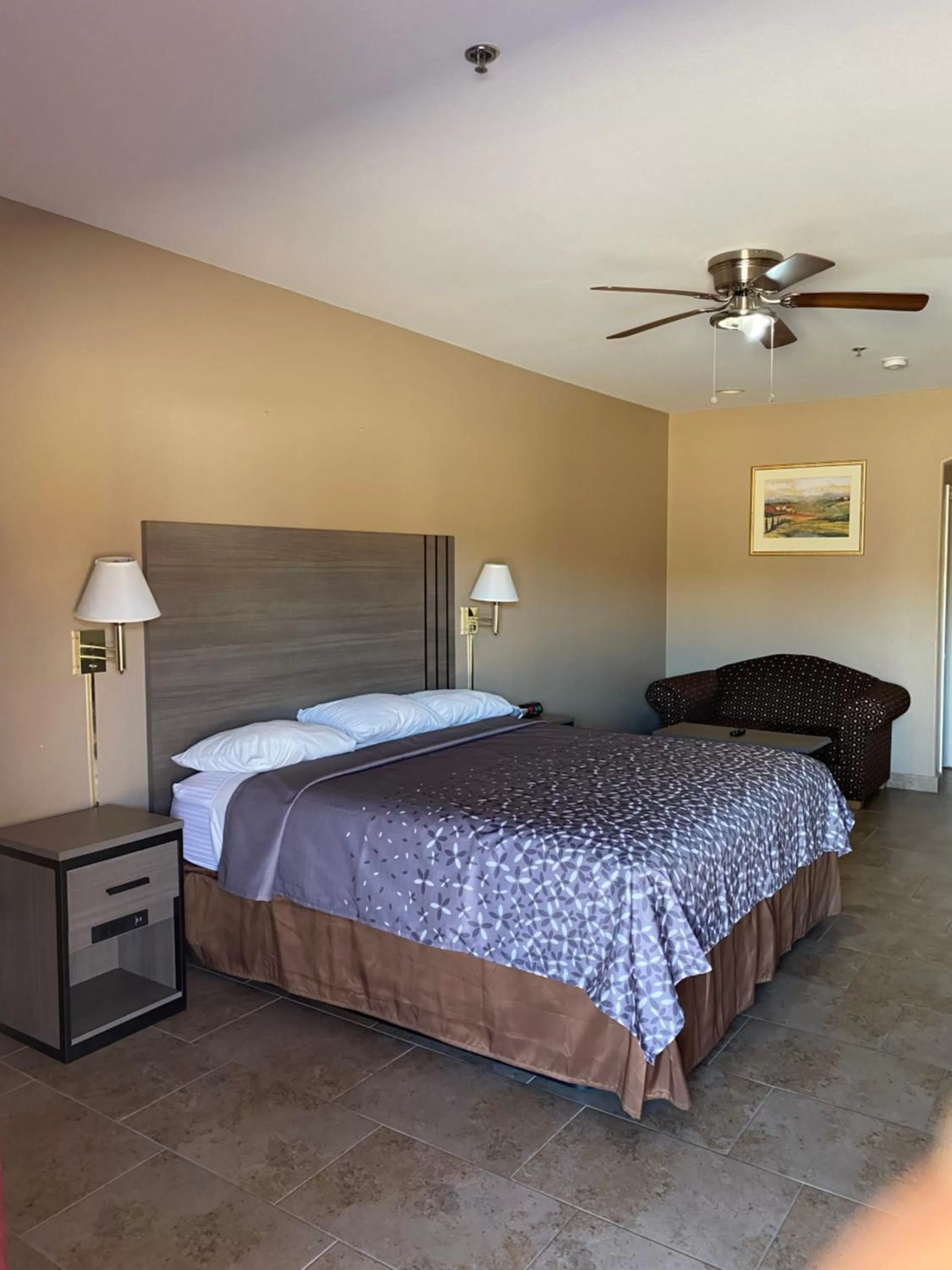 Bed in Los Fresnos Inn and Suites