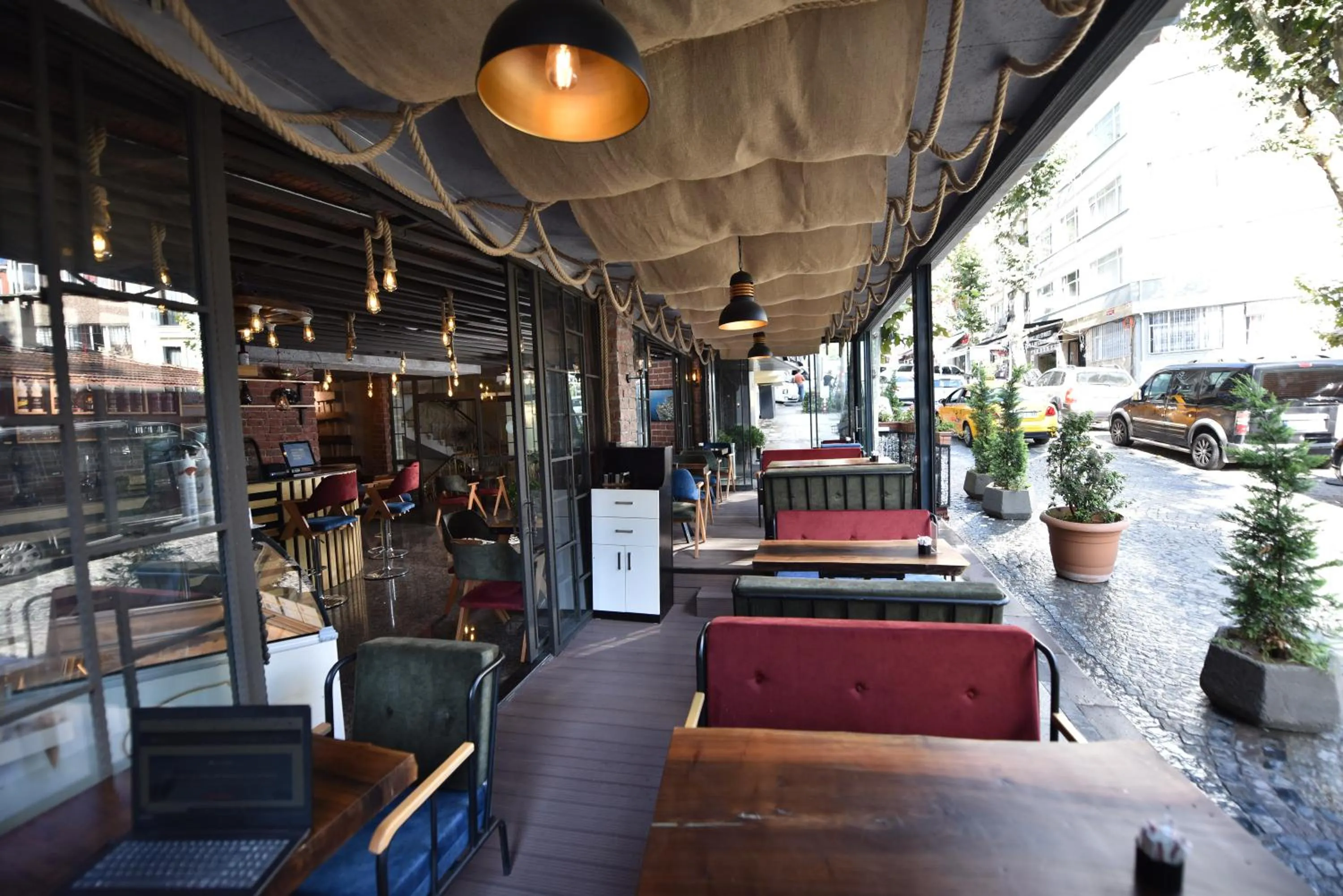 Restaurant/places to eat in Sunlight Hotel