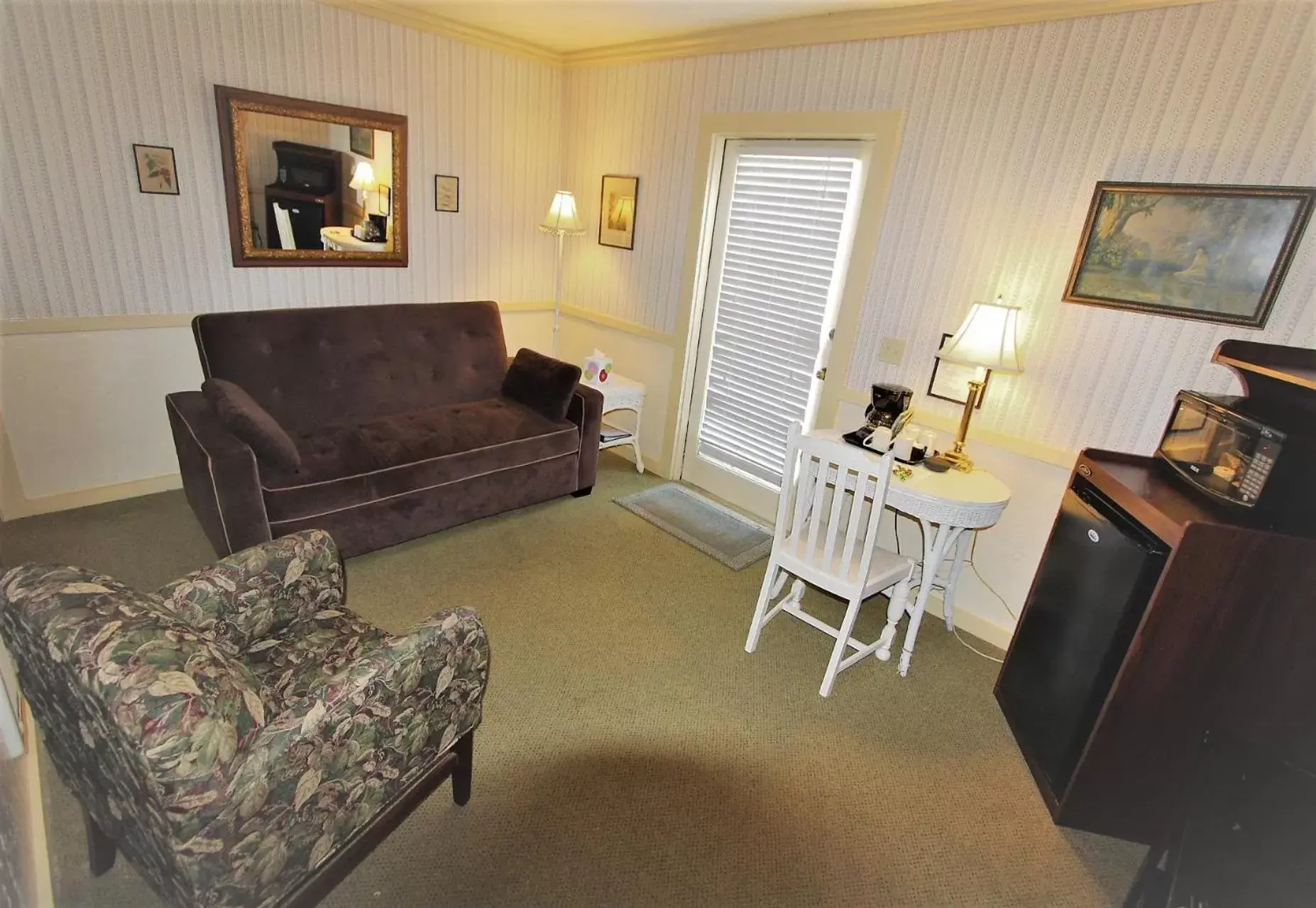 Suite with 1 King Bed and 1 Queen Sofa Bed, Room 10 (No Pets)) in Alexander's Lodge