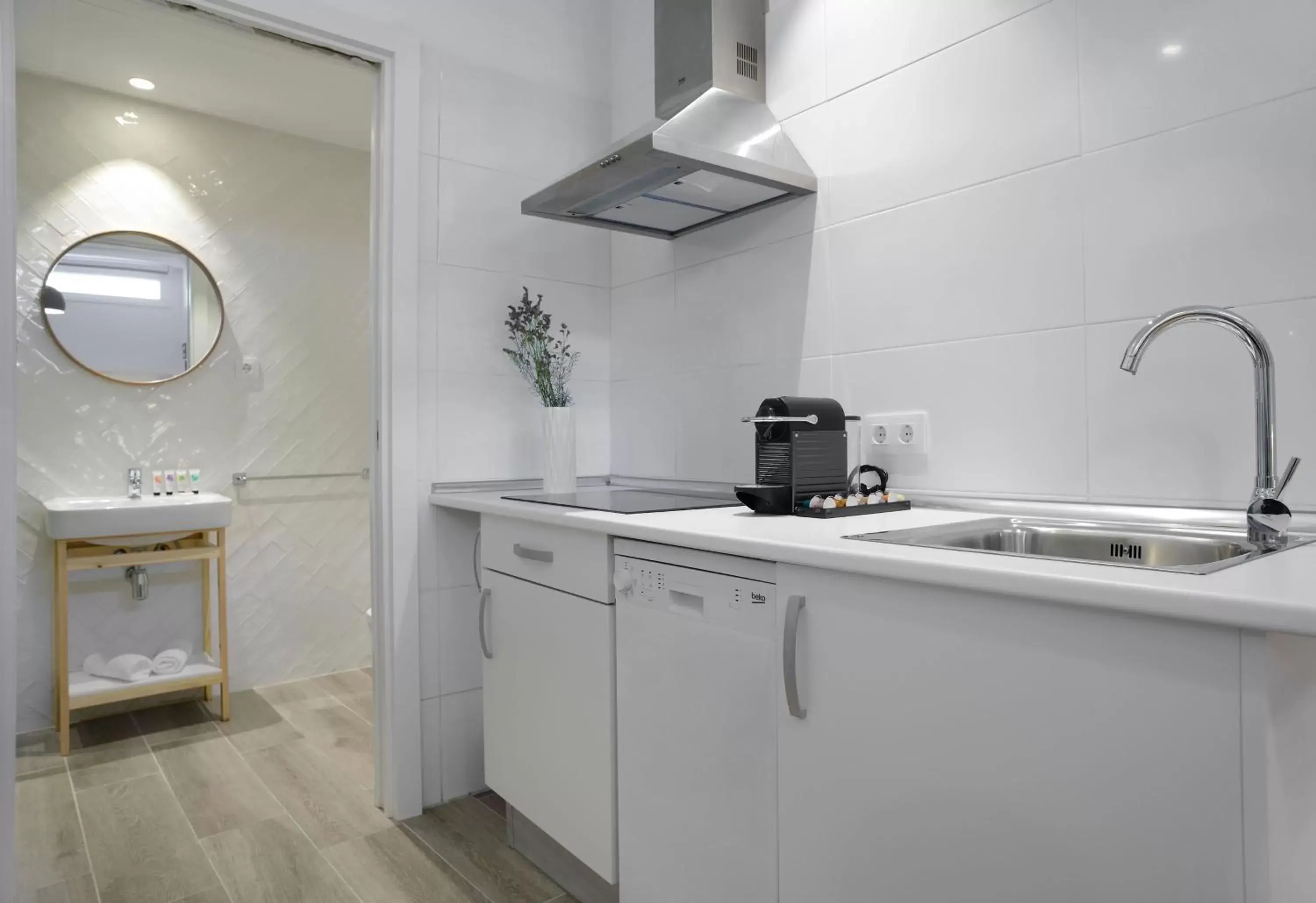 Property building, Kitchen/Kitchenette in nQn Aparts & Suites Madrid