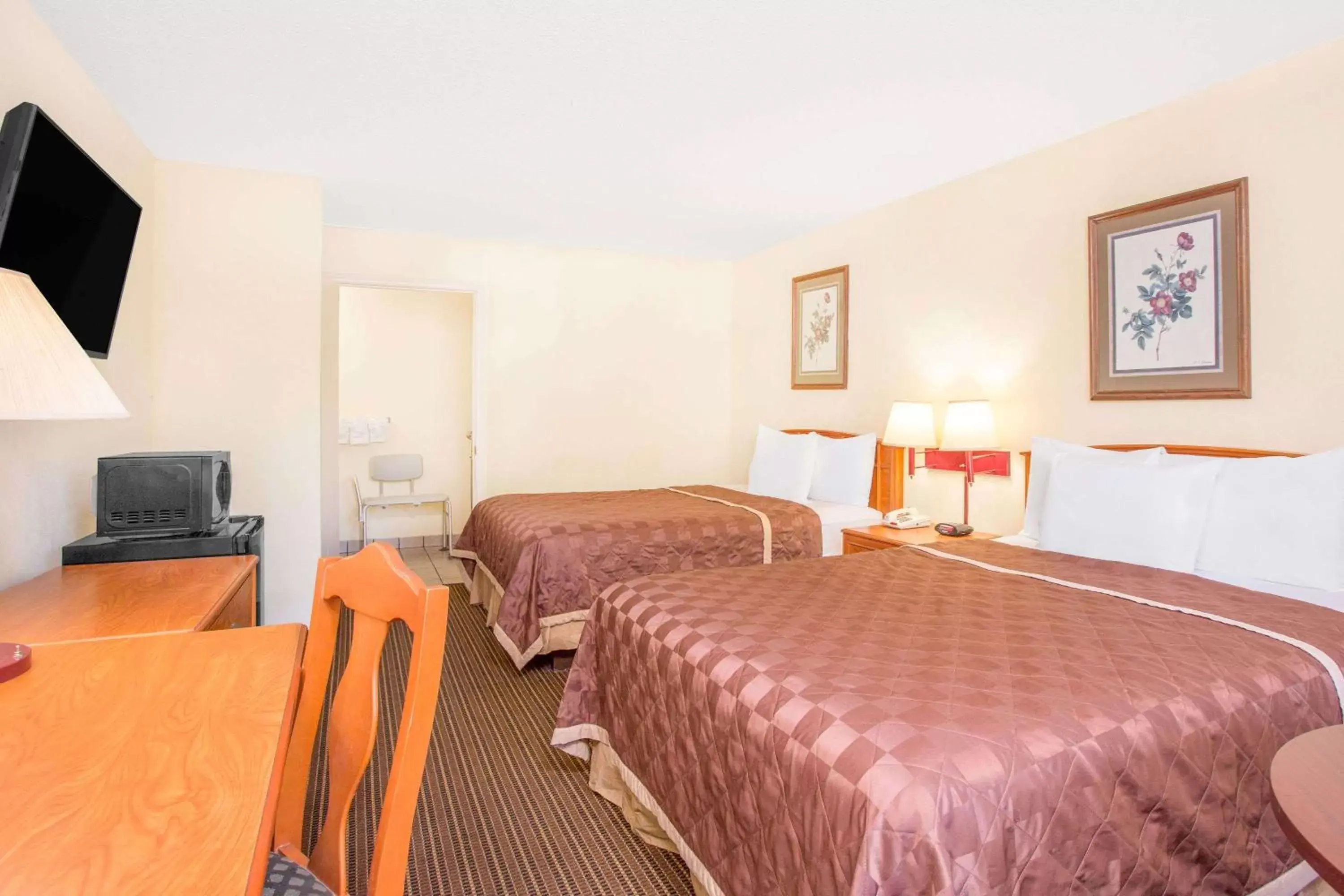 Photo of the whole room, Bed in Days Inn by Wyndham Spartanburg Waccamaw