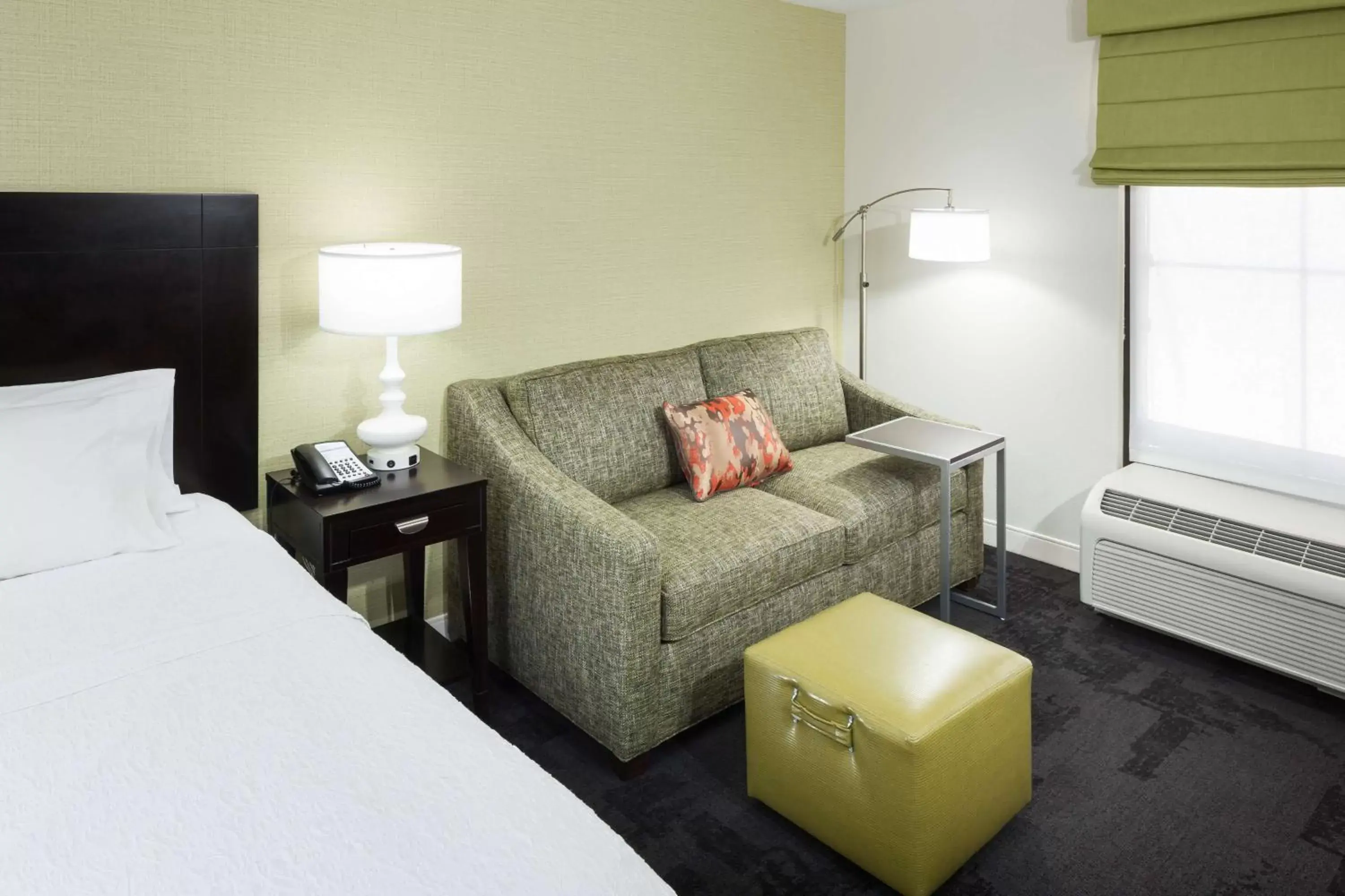 Bed, Seating Area in Hampton Inn & Suites Gainesville Downtown