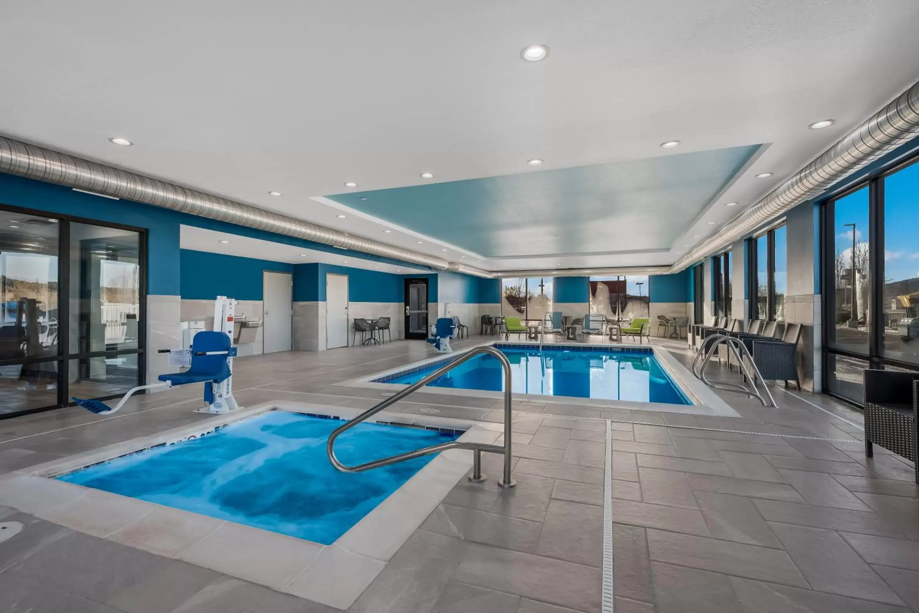 Swimming Pool in Hampton Inn By Hilton Williams