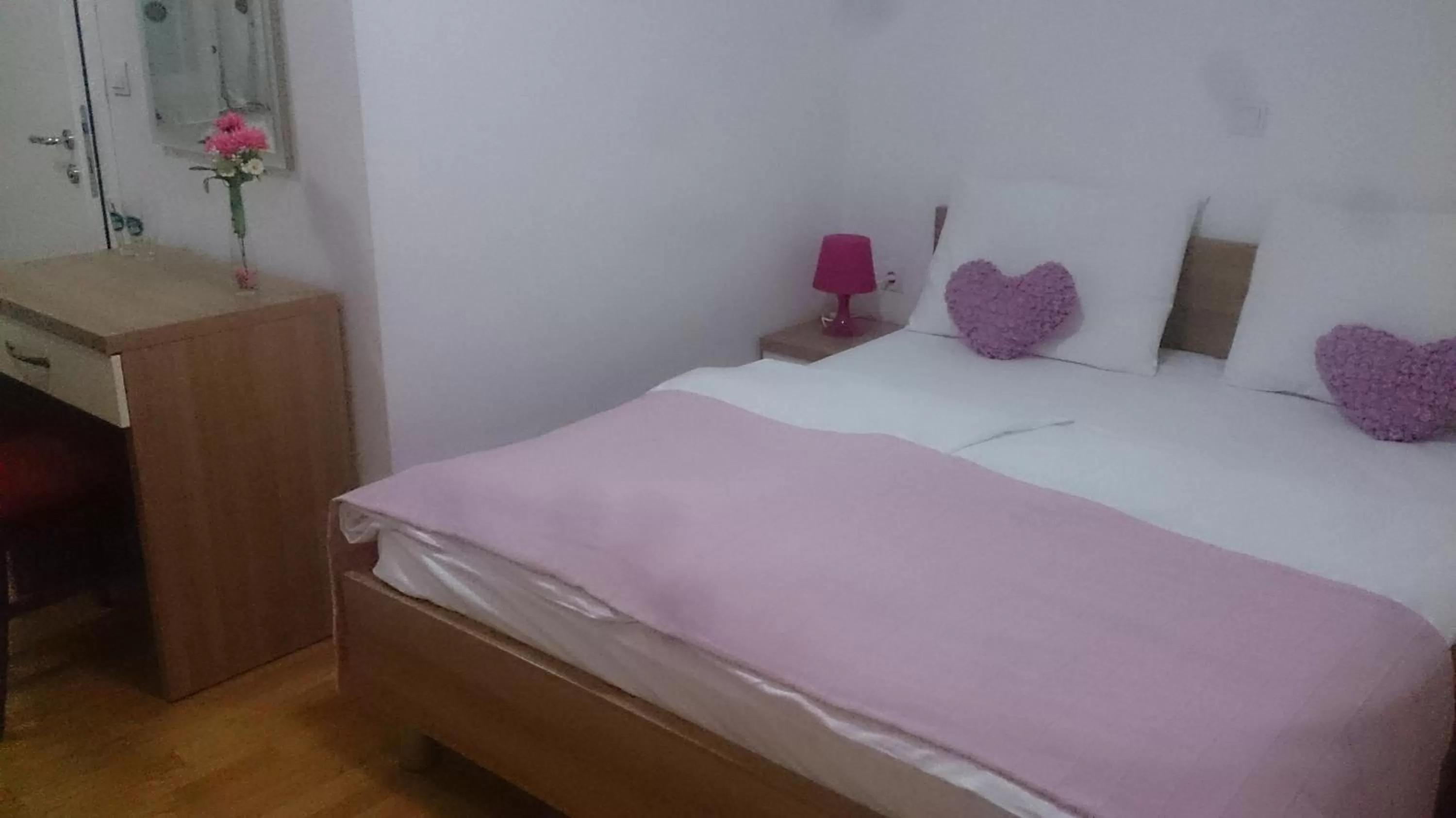 Photo of the whole room, Bed in Lugarnica