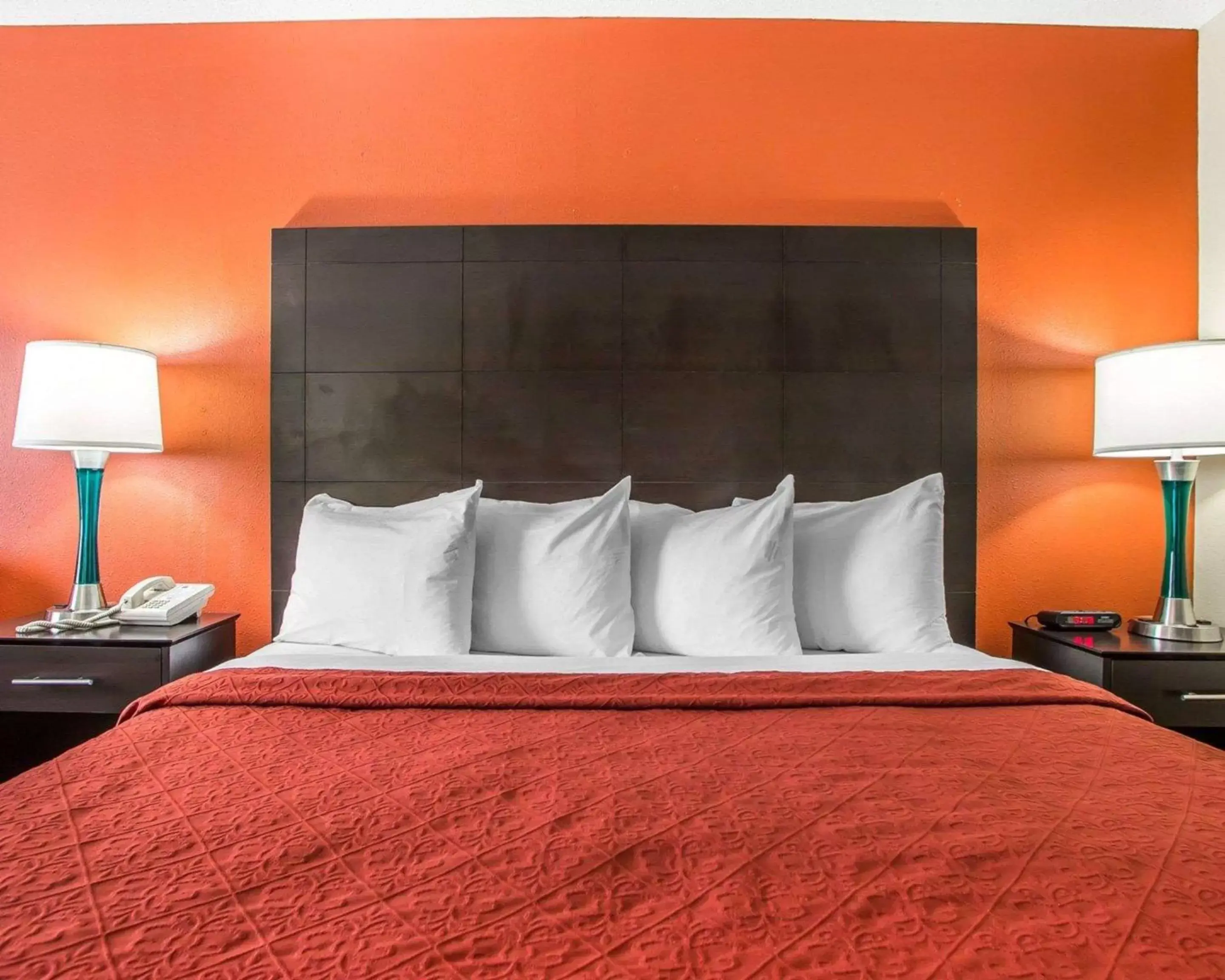 Photo of the whole room, Bed in Quality Inn Morton at I-74 Photo of the whole room, Bed in Quality Inn Morton at I-74