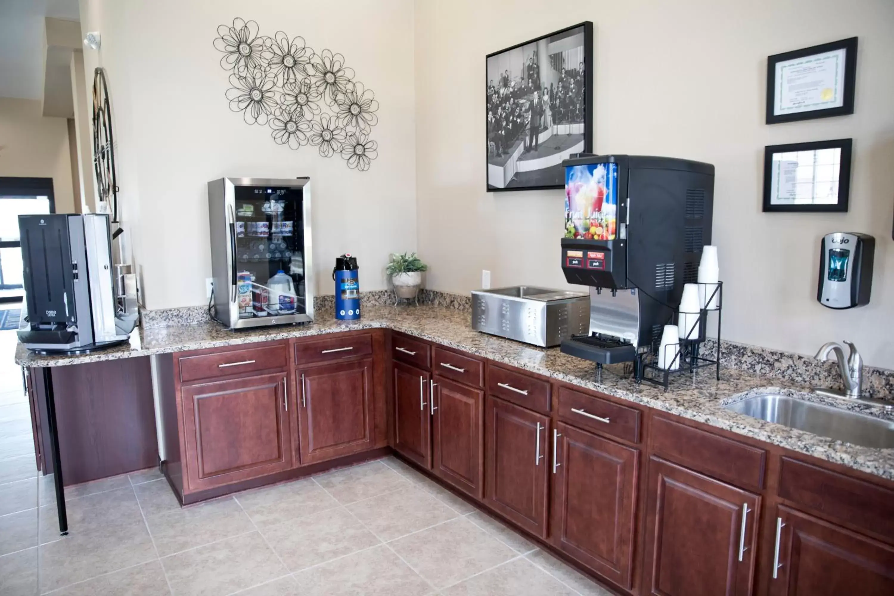 Breakfast, Kitchen/Kitchenette in Cobblestone Inn & Suites -Clarinda