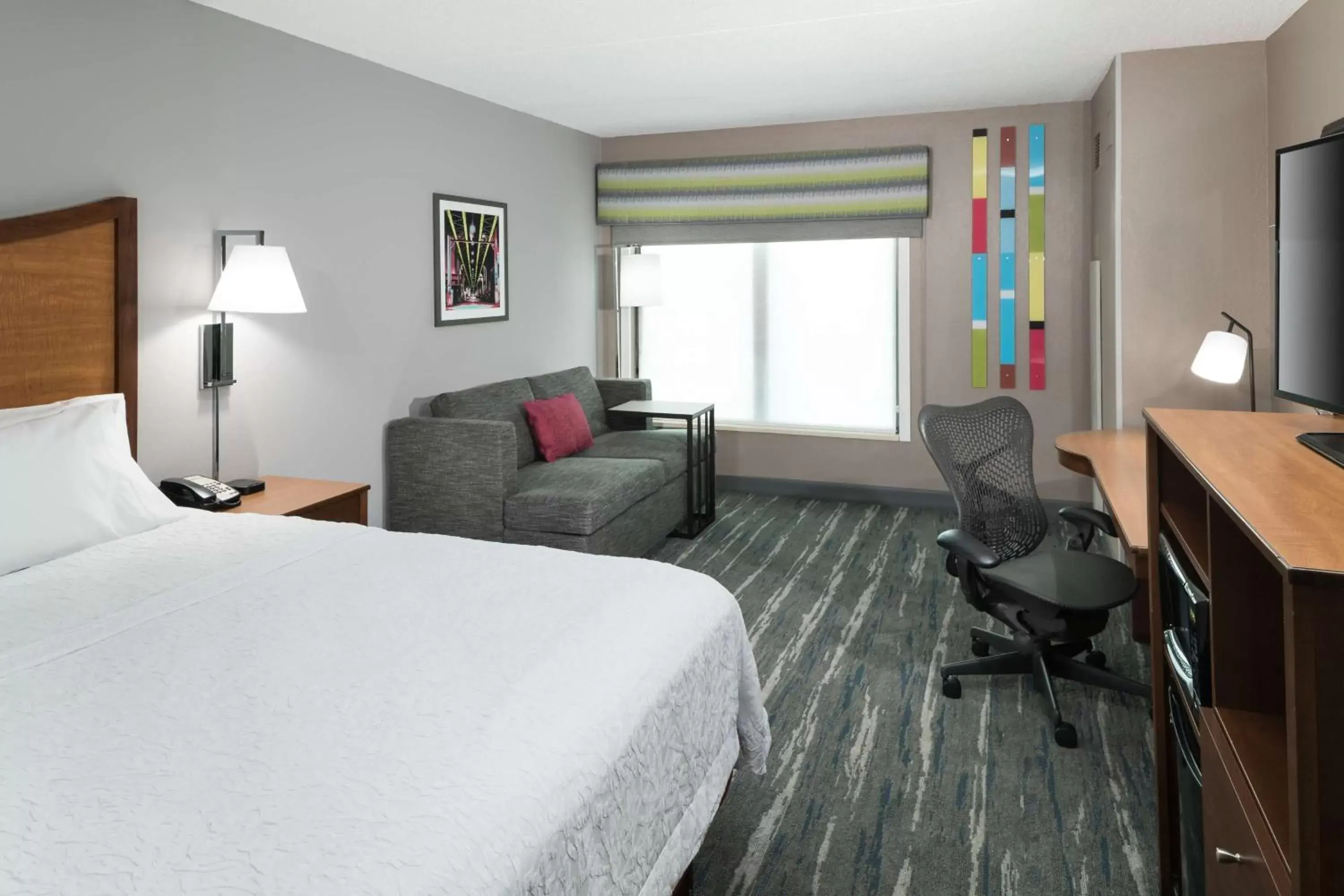 Bedroom in Hampton Inn & Suites Chicago North Shore