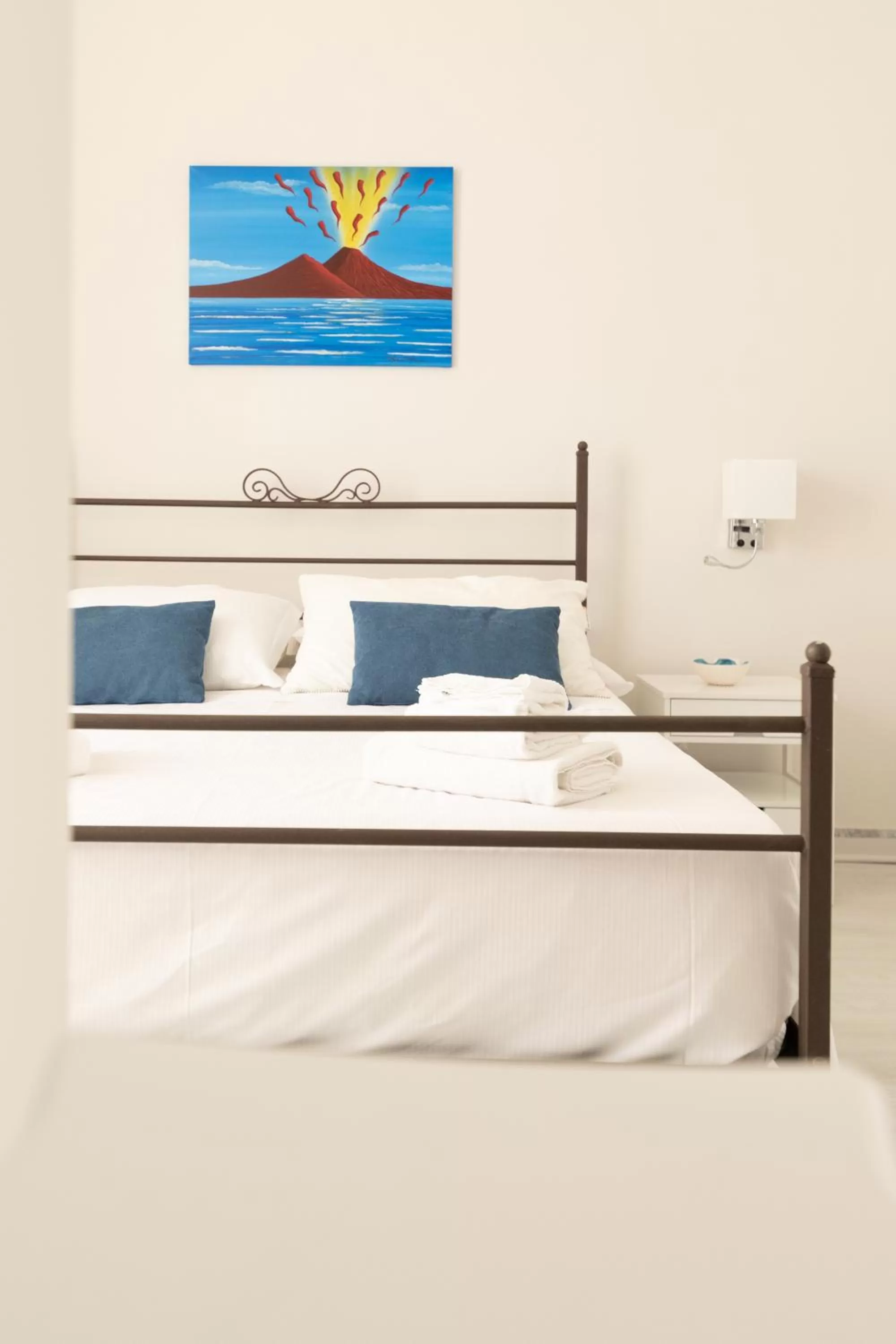 Photo of the whole room, Bed in EFFE SUITES