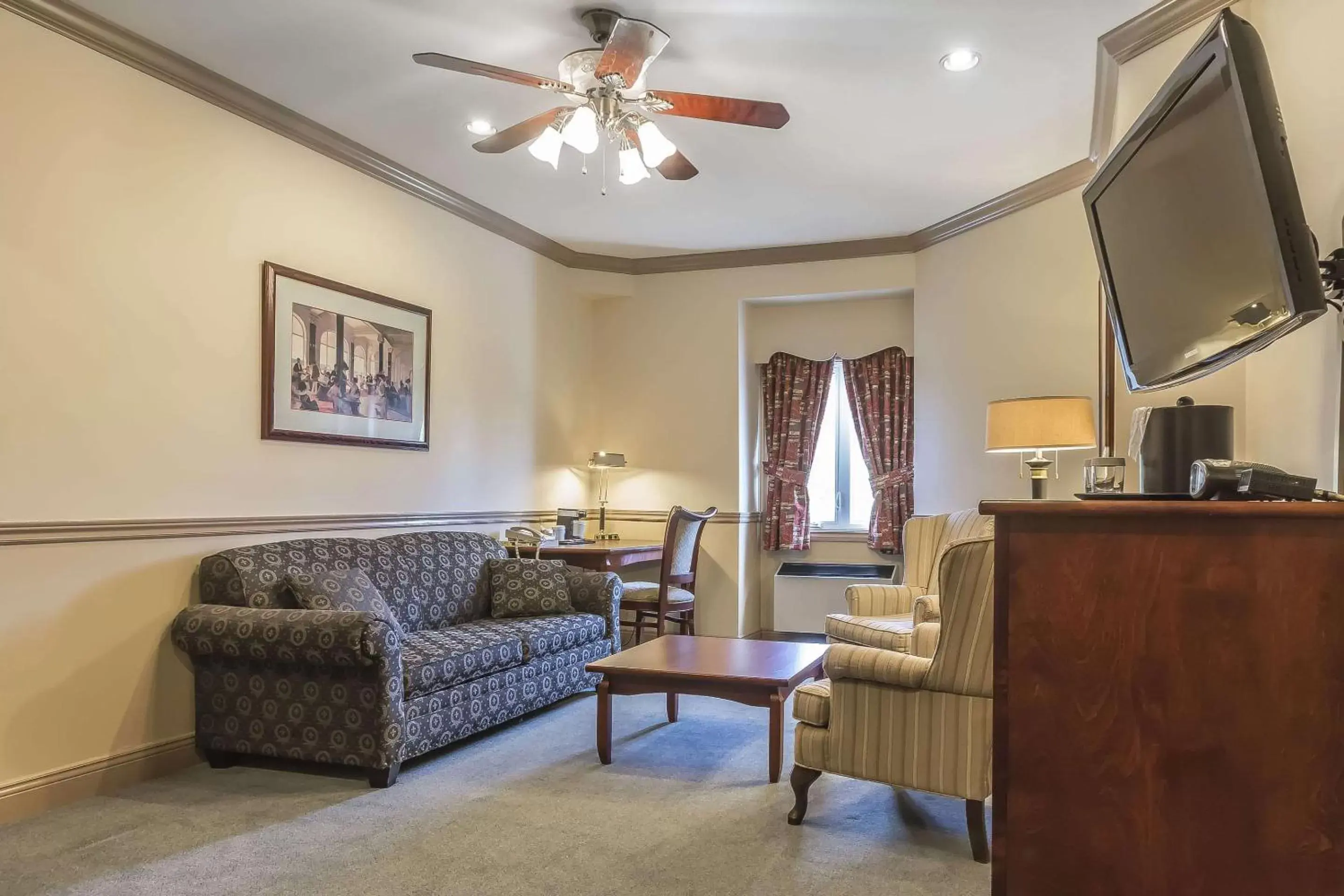 Photo of the whole room, Seating Area in Inn on the Lake, Ascend Hotel Collection