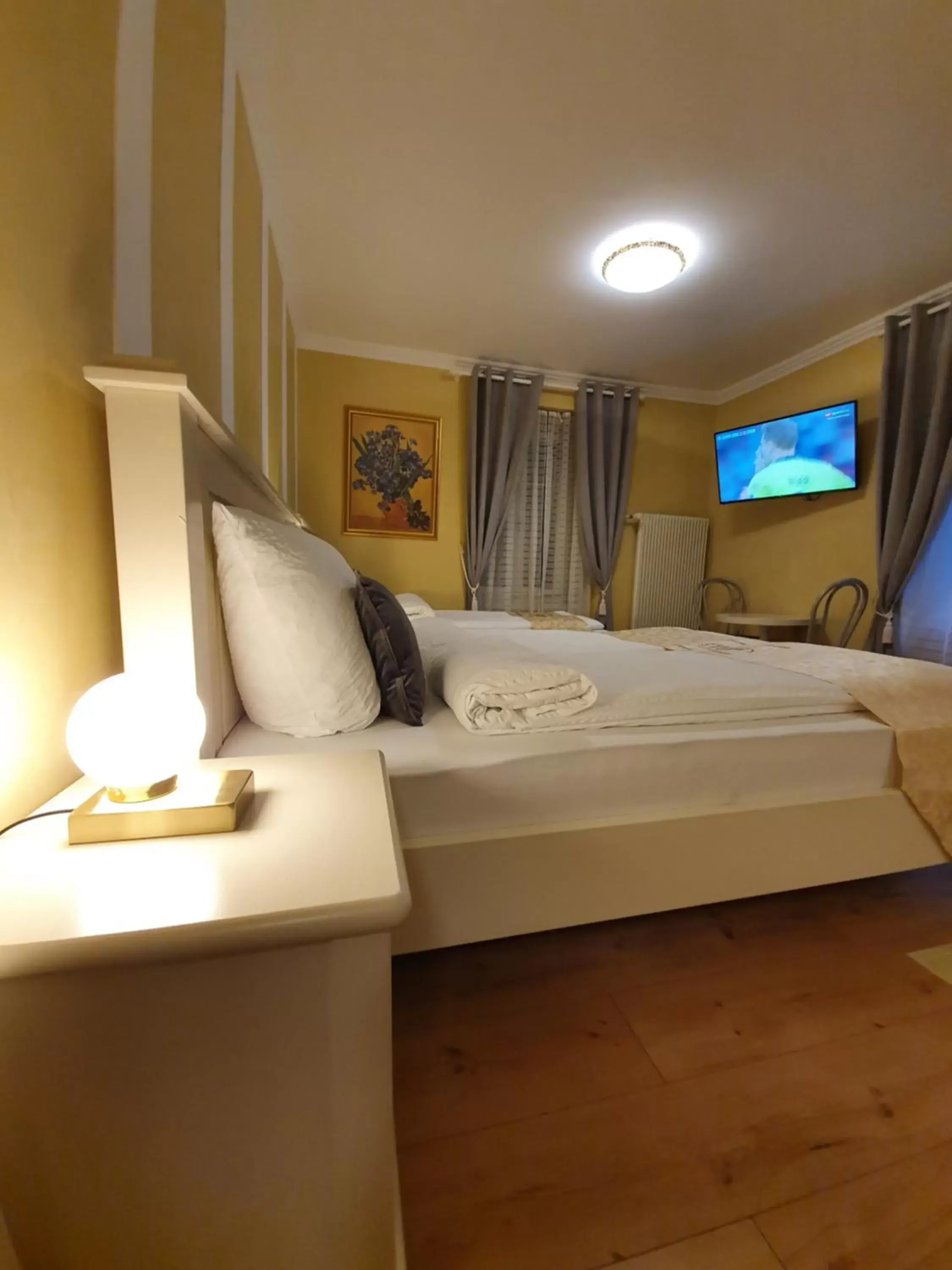 Photo of the whole room, Bed in Esos Hotel Quelle