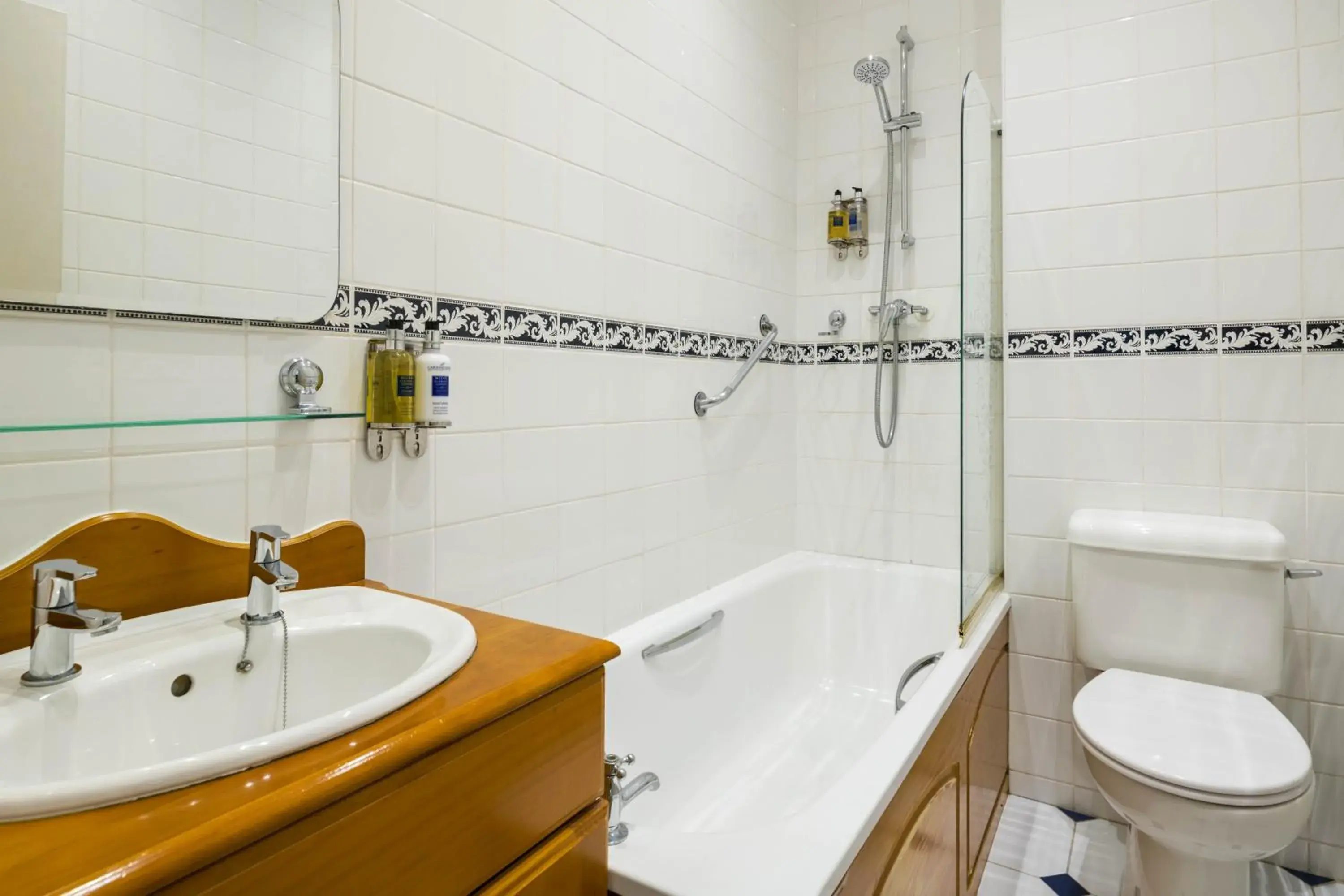 Bathroom in Housel Bay Hotel