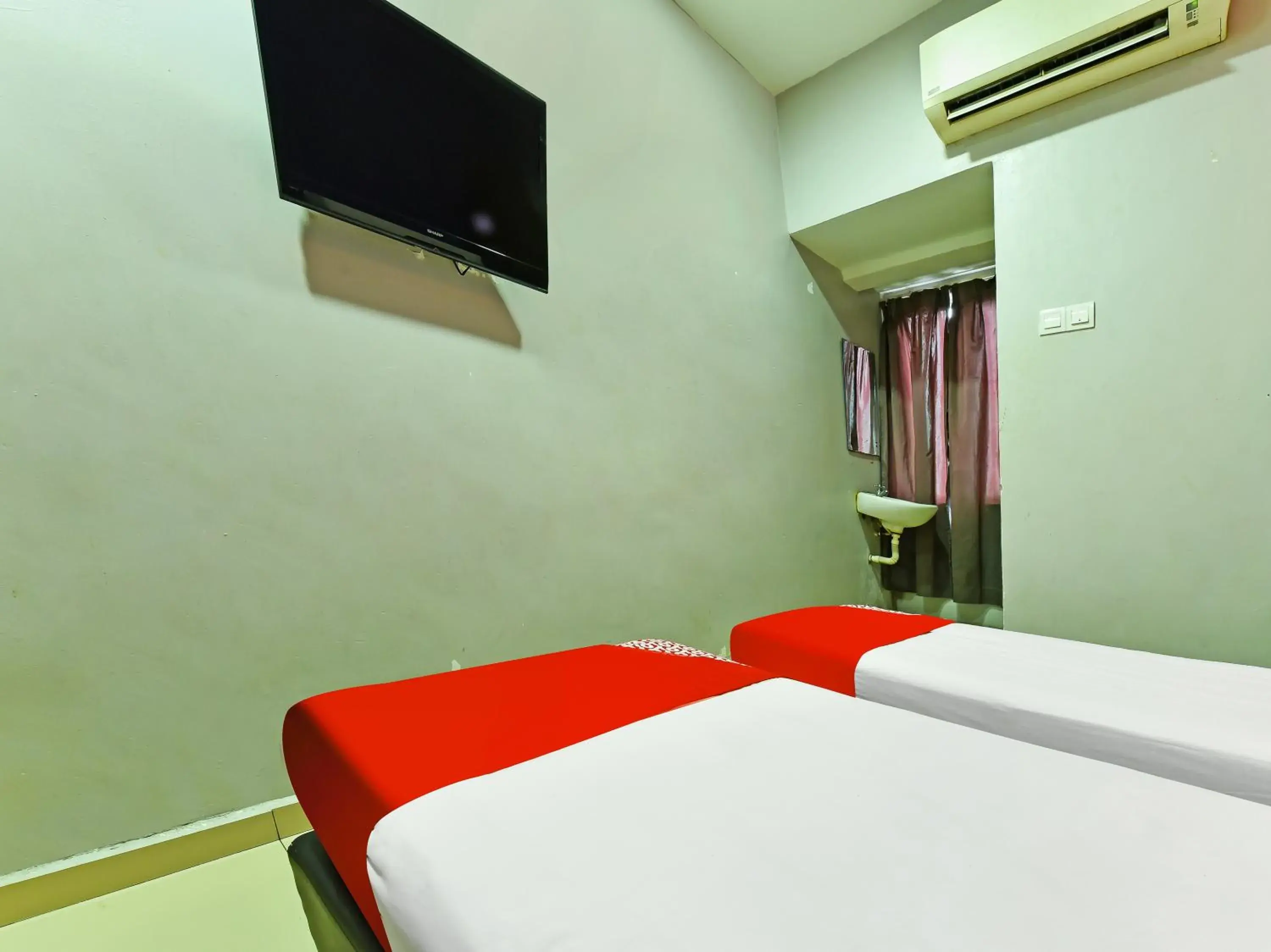 Bedroom, TV/Entertainment Center in OYO 90138 Hotel Elwarda Klcity