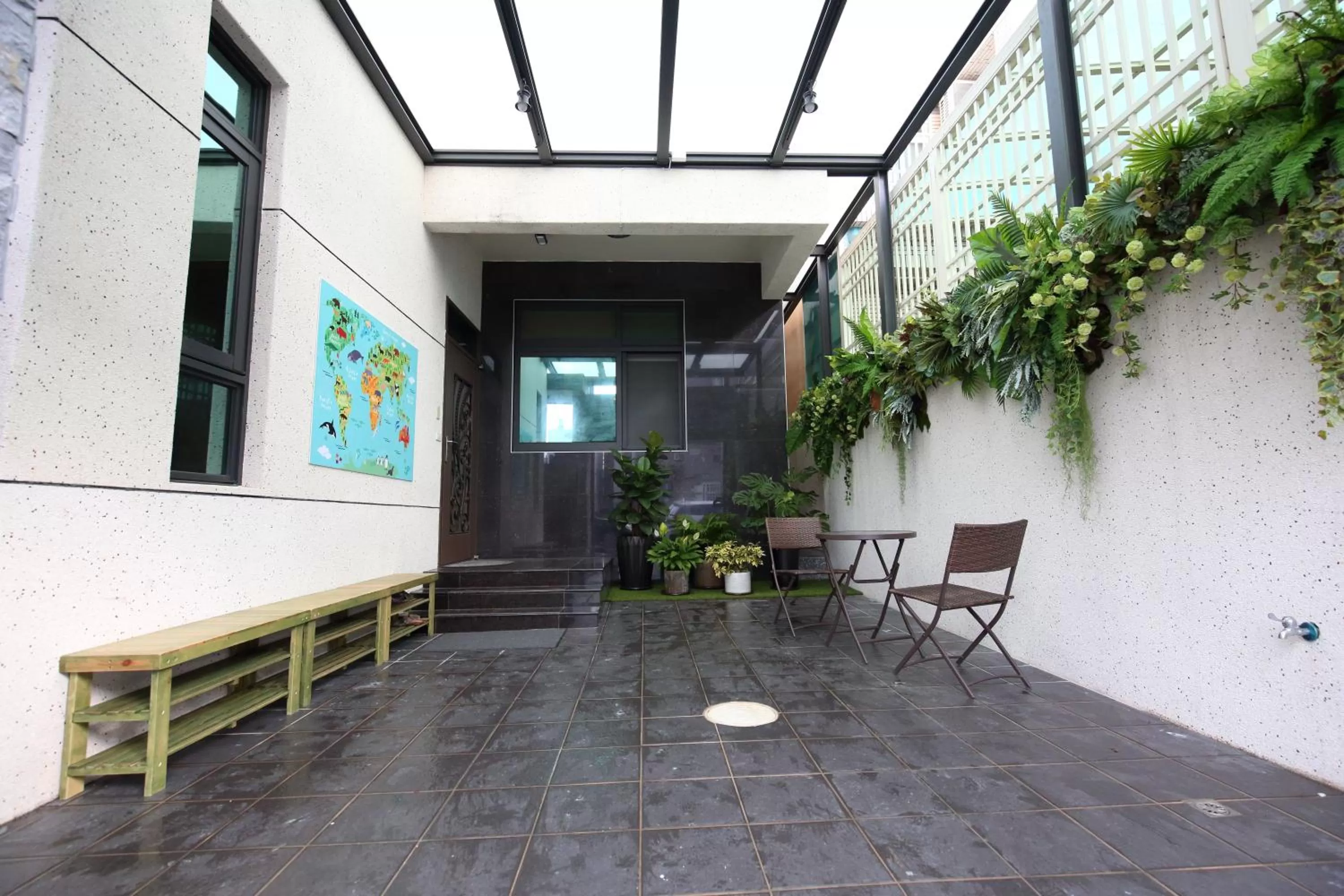 Facade/entrance in 52 travelers home (with elevator)