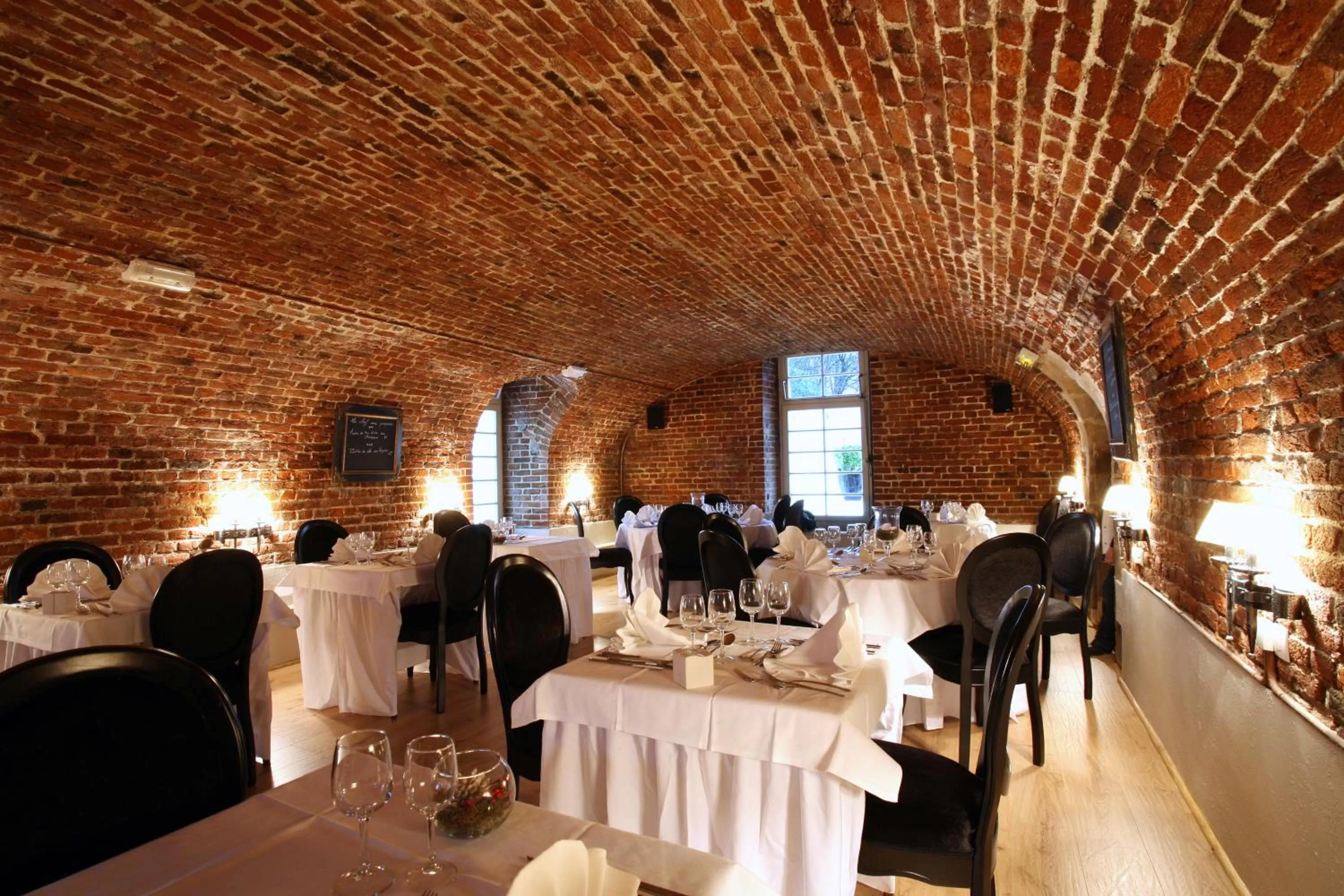 Restaurant/places to eat in Château De La Motte Fenelon