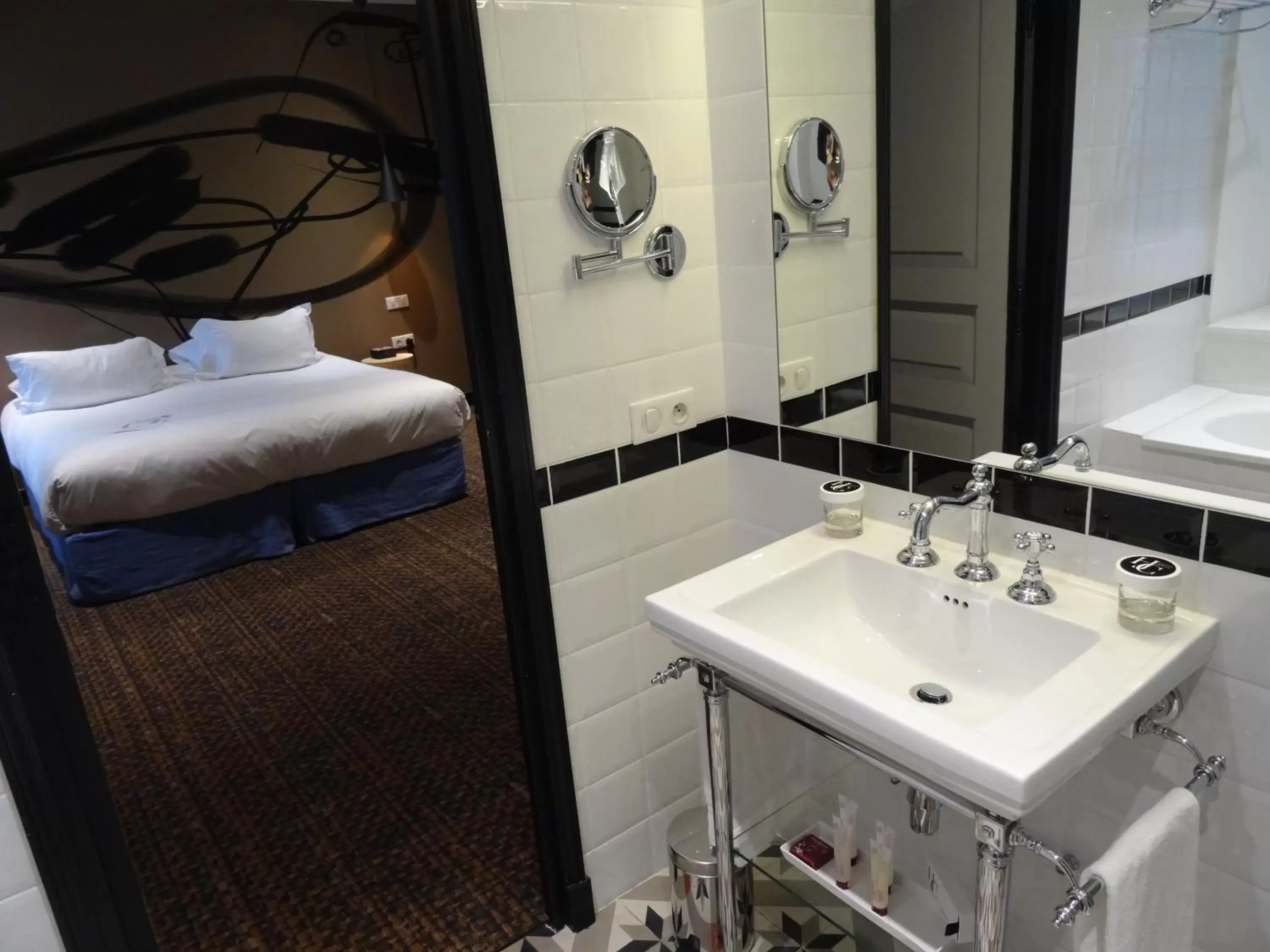 Bathroom in Hôtel & Spa Jules César Arles - MGallery Hotel Collection