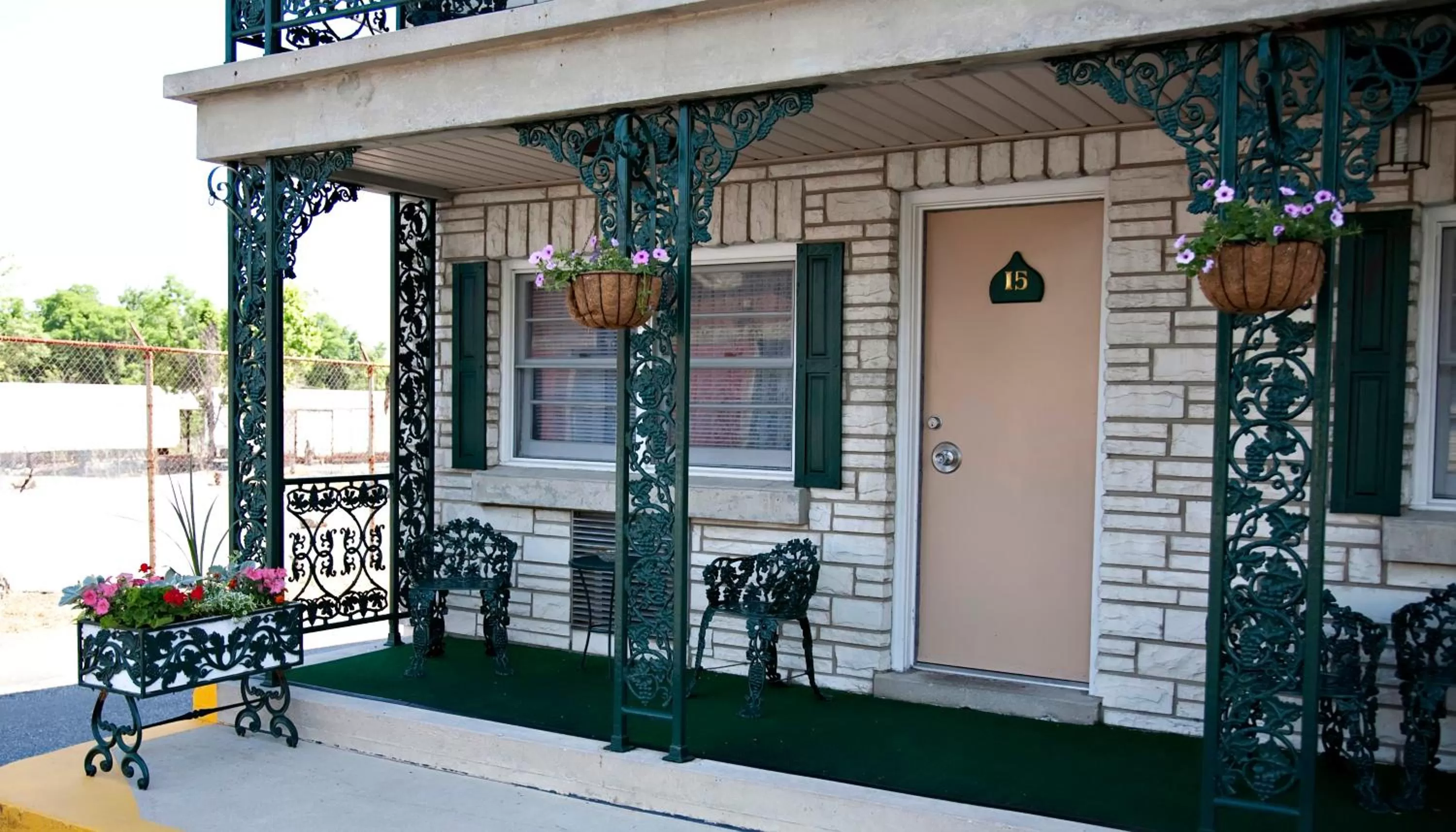 Facade/entrance in Simmons Motel and Suites