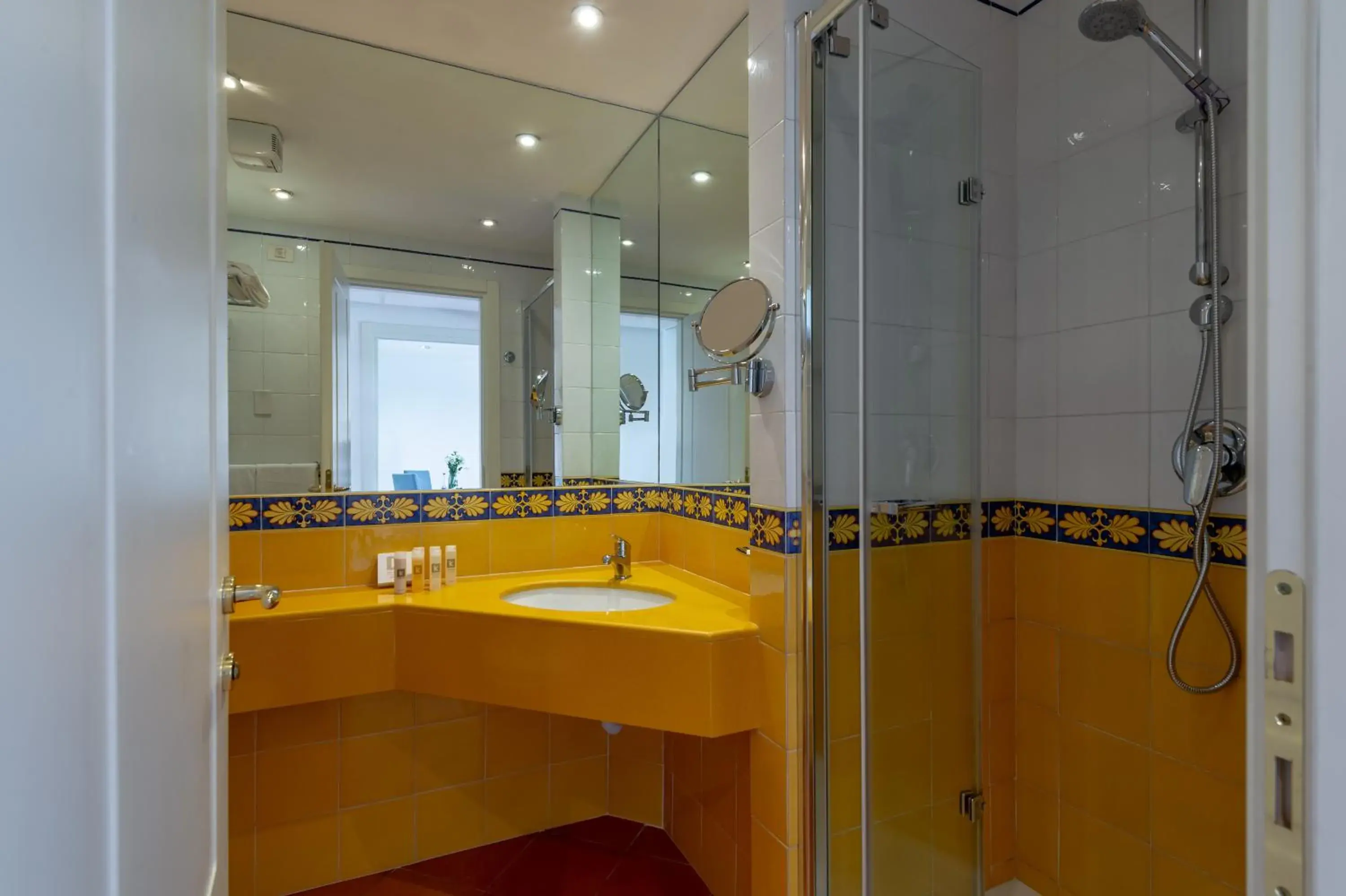 Shower, Bathroom in Hotel Oasi Di Kufra