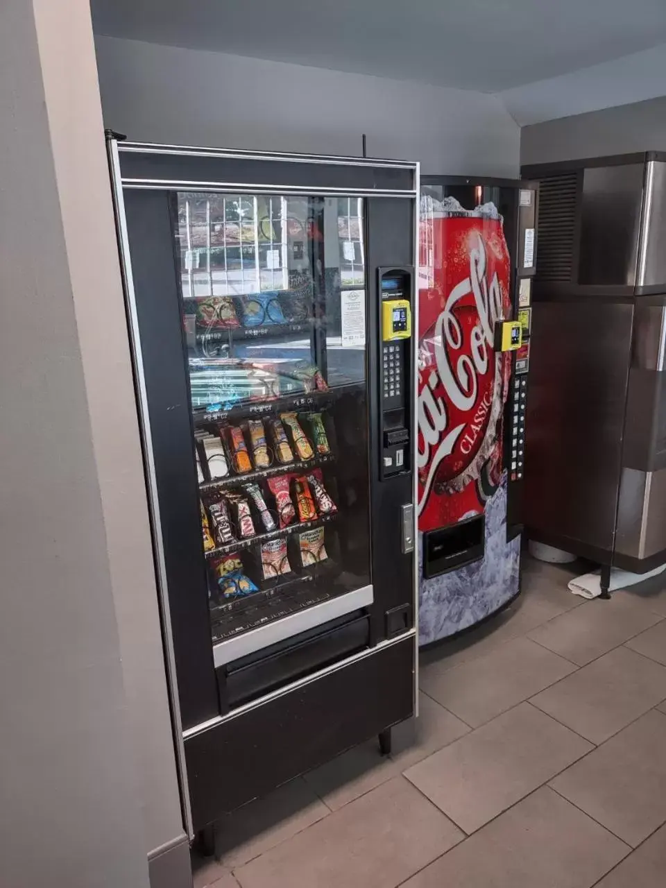 vending machine, Supermarket/Shops in Country Inn & Suites by Radisson, Buford at Mall of Georgia, GA