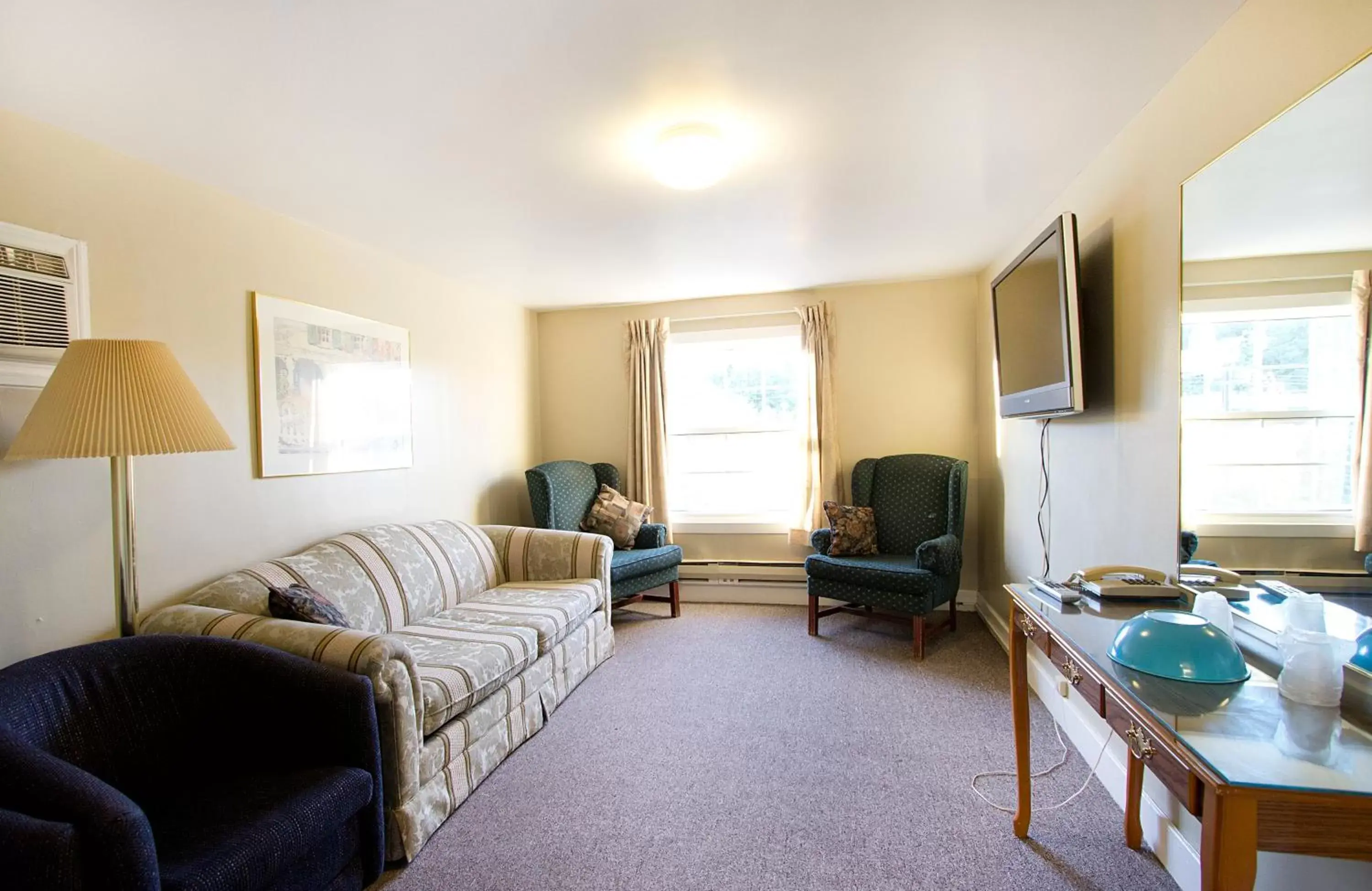 Living room, Seating Area in Homeward Inns of Canada