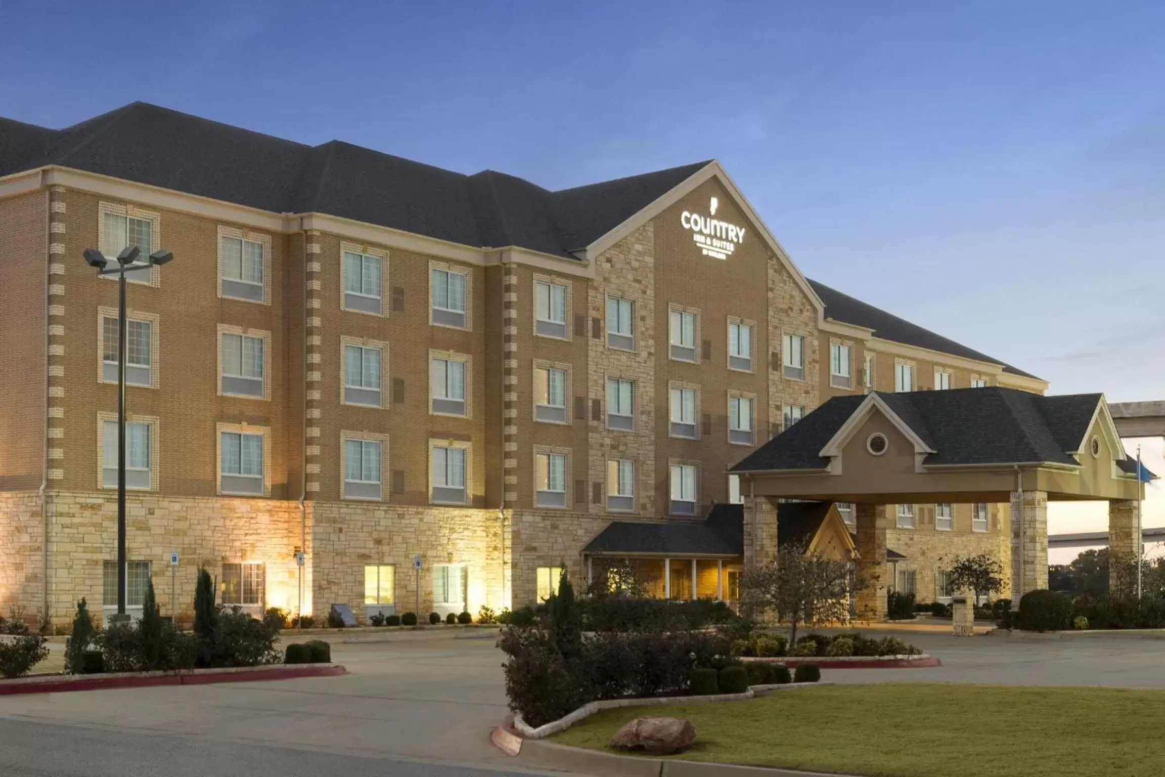 Facade/entrance, Property Building in Country Inn & Suites by Radisson, Oklahoma City - Quail Springs, OK