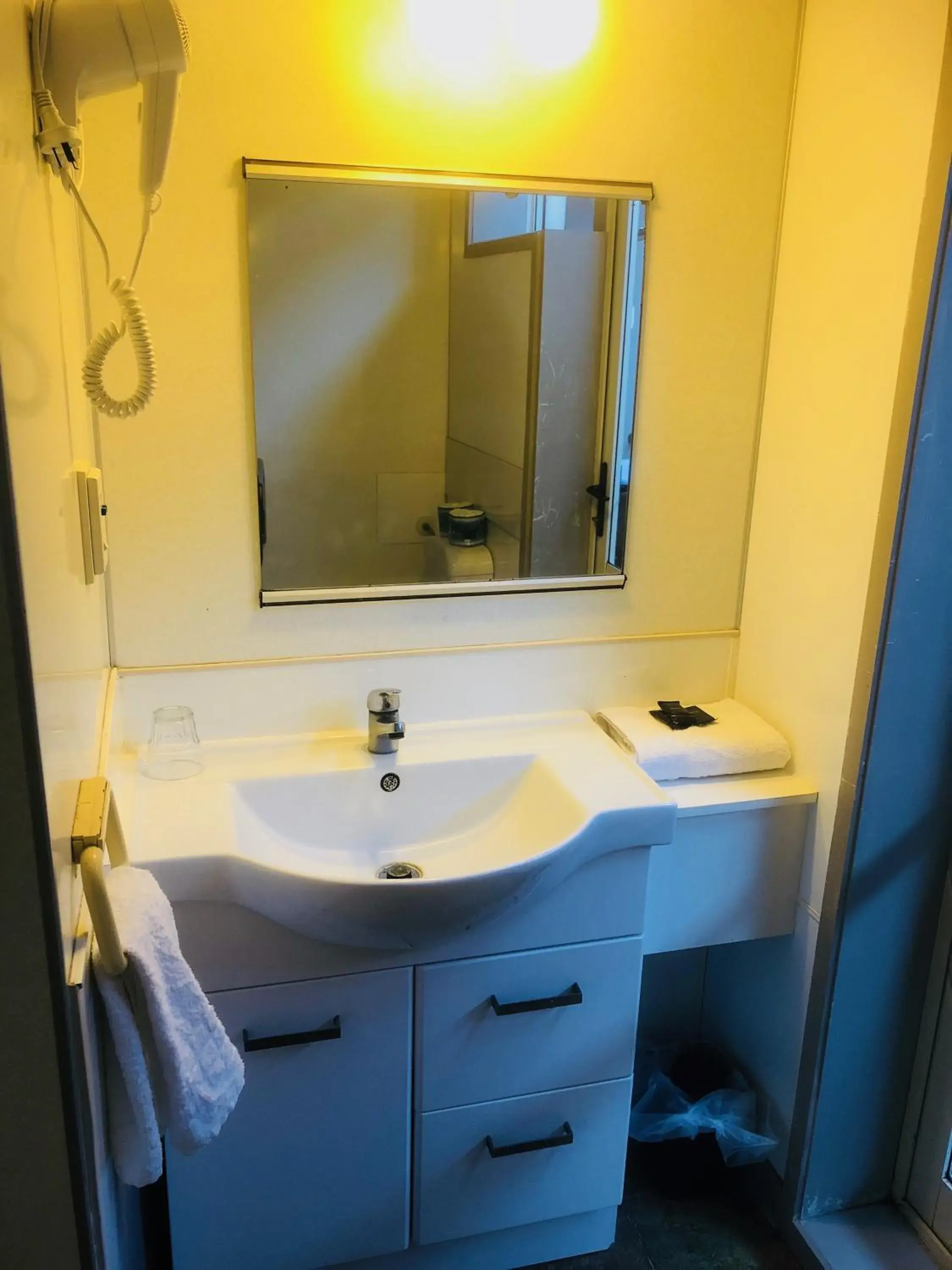 Bathroom in Gateway International Motel