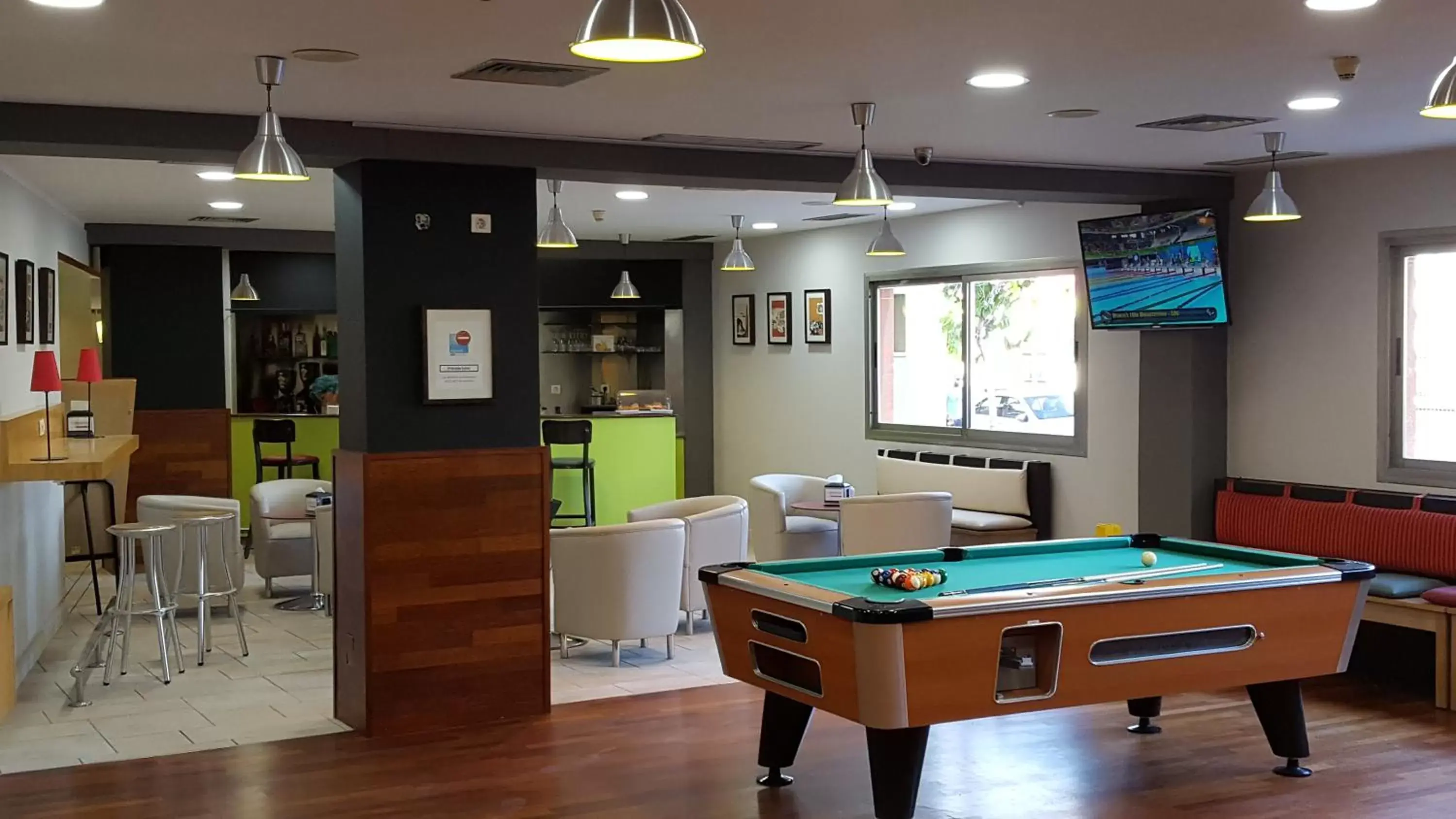 Communal lounge/ TV room, Billiards in Campanile Hotel Murcia