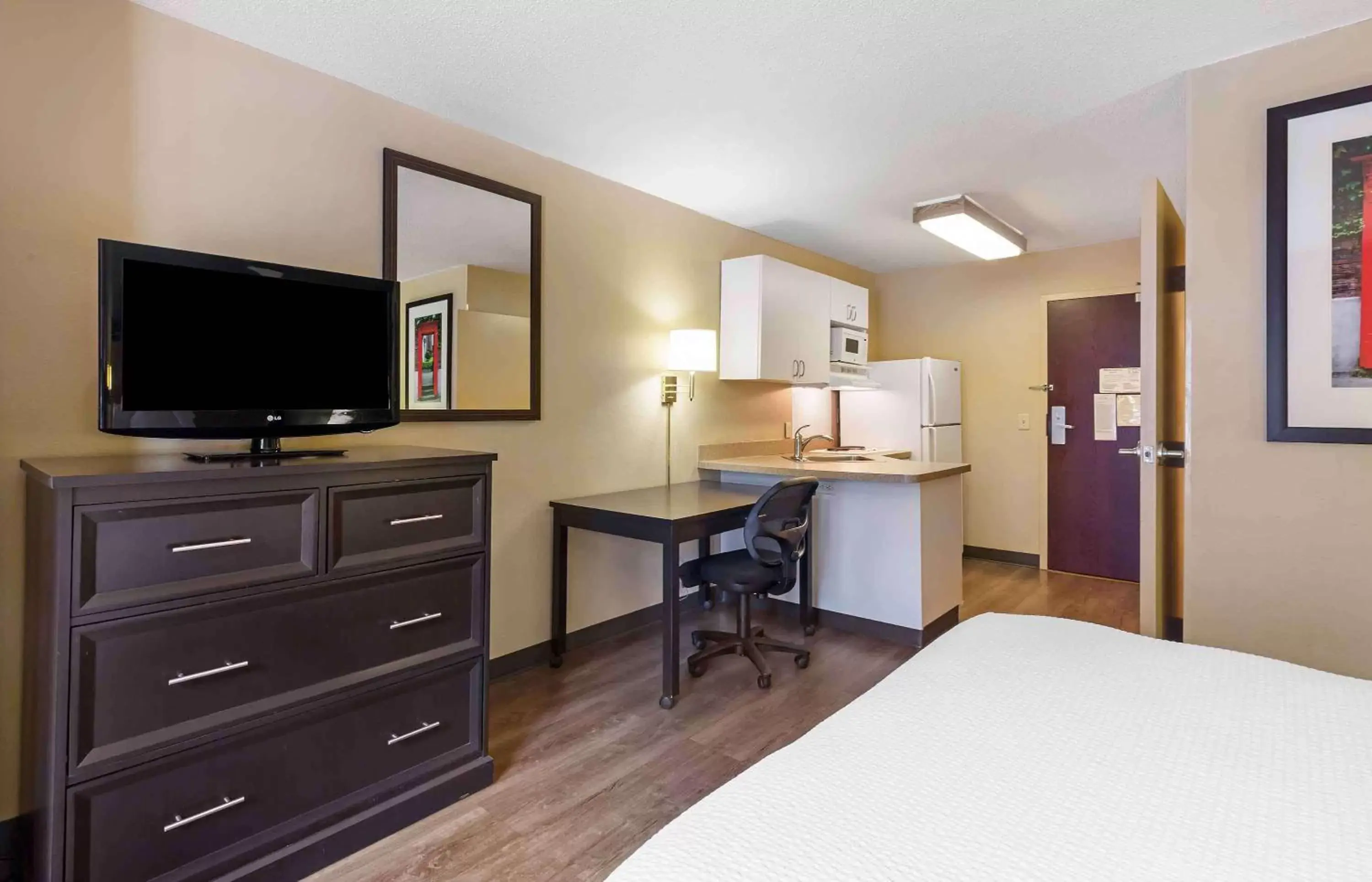 Bedroom, TV/Entertainment Center in Extended Stay America Suites - Nashua - Manchester